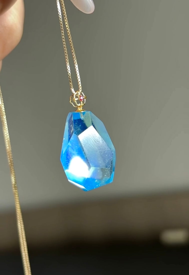 An Exquisite Sterling Silver-Gold Plated Inlaid Aquamarine Pendant: An Exquisite Sterling Silver-Gold Plated Inlaid Aquamarine Pendant,Size:22.5mmx15.2mm,Weight:5.6g 纯银镀金镶海蓝宝吊坠