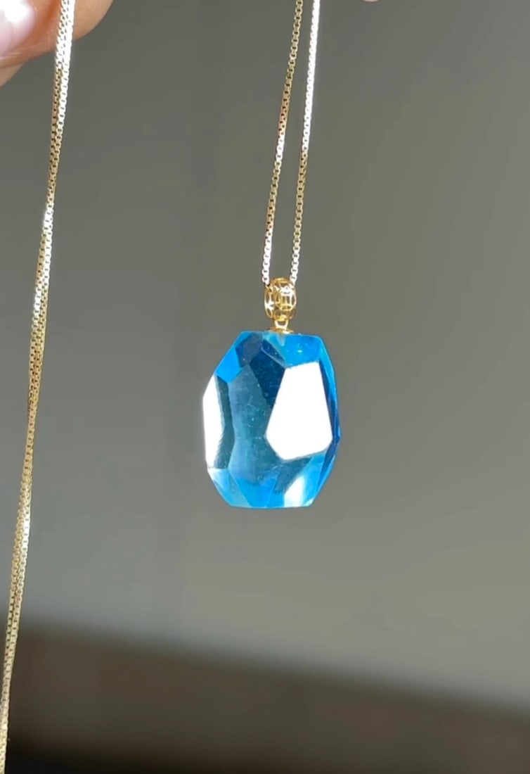 An Exquisite Sterling Silver-Gold Plated Inlaid Aquamarine Pendant: An Exquisite Sterling Silver-Gold Plated Inlaid Aquamarine Pendant,Size:18mmx12mm,Total Weight:5.3g 纯银镀金镶海蓝宝吊坠