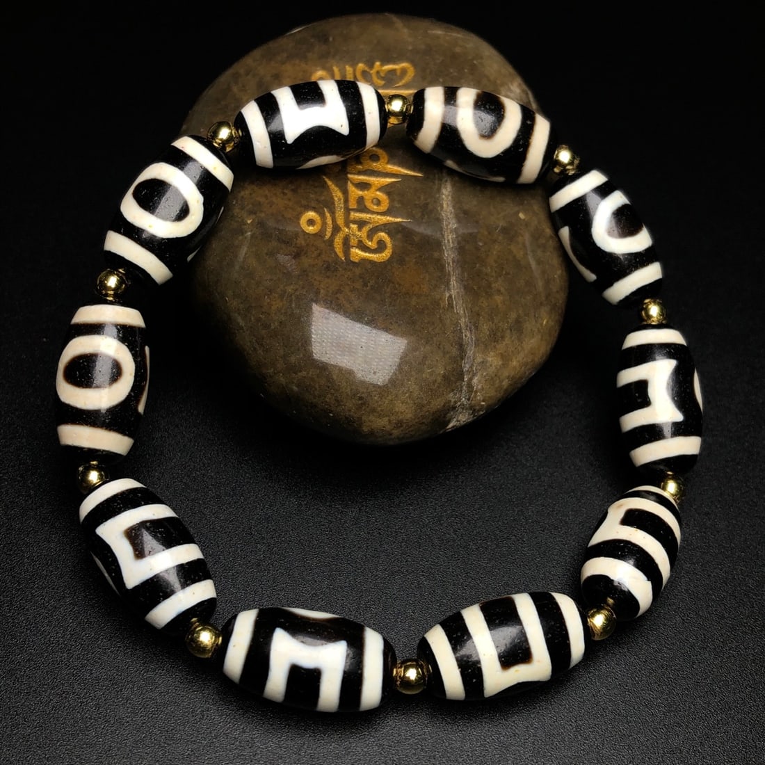 An Exquisite Dzi Bead Bracelets - 3