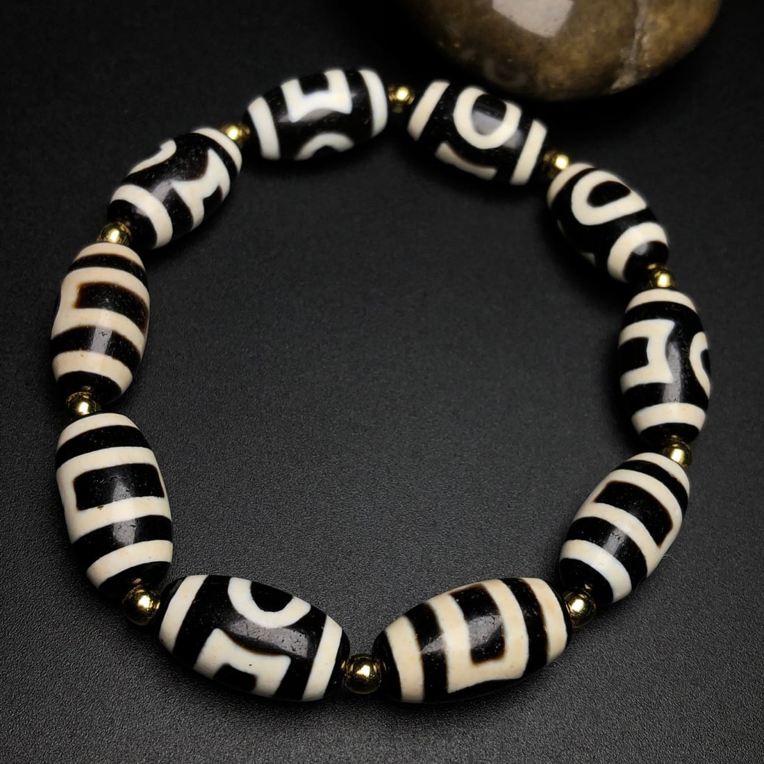 An Exquisite Dzi Bead Bracelets - 4