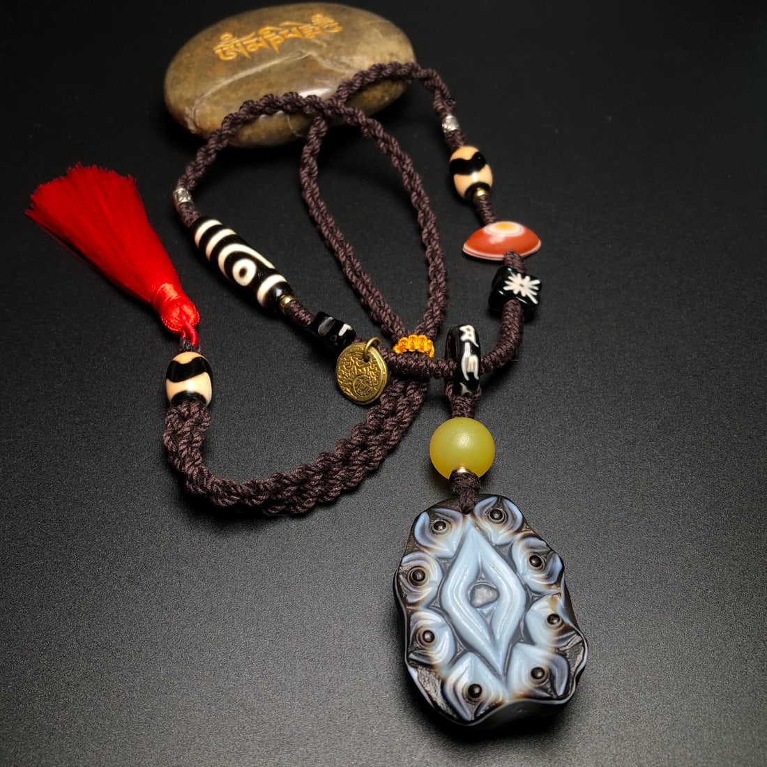 An Exquisite Dzi Bead Necklace: An Exquisite Dzi Bead Necklace,Size:46mmx33mmx13mm,37mmx10mm 天珠项链