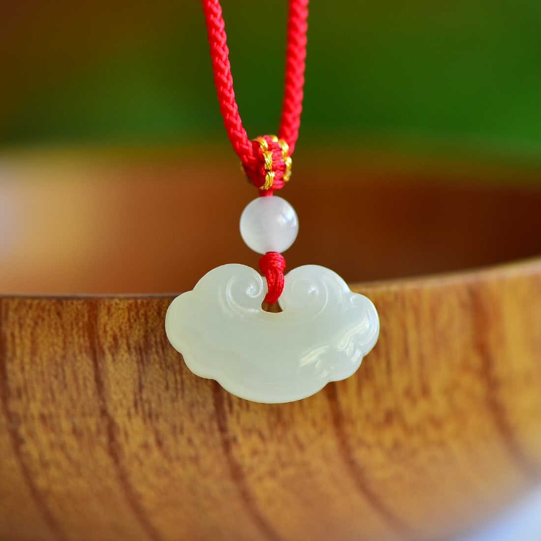 An Exquisite White Jade Pendant: An Exquisite White Jade Pendant,Size:22mmx14mm 寓意:吉祥 事事如意 白玉吊坠