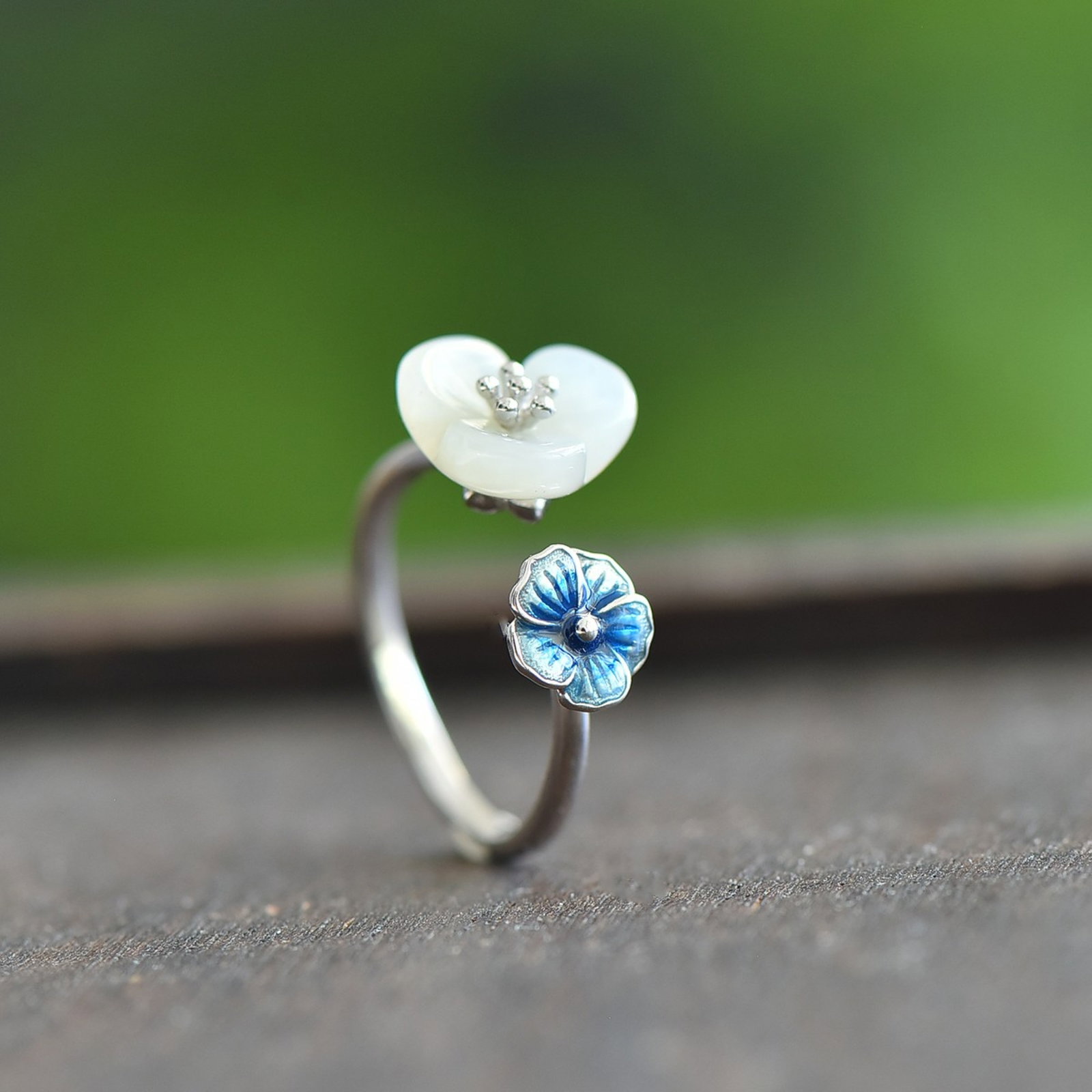 An Exquisite Sterling Silver Inlaid White Jade Ring: An Exquisite Sterling Silver Inlaid White Jade Ring,Size:10mmx11mm 纯银镶白玉戒指