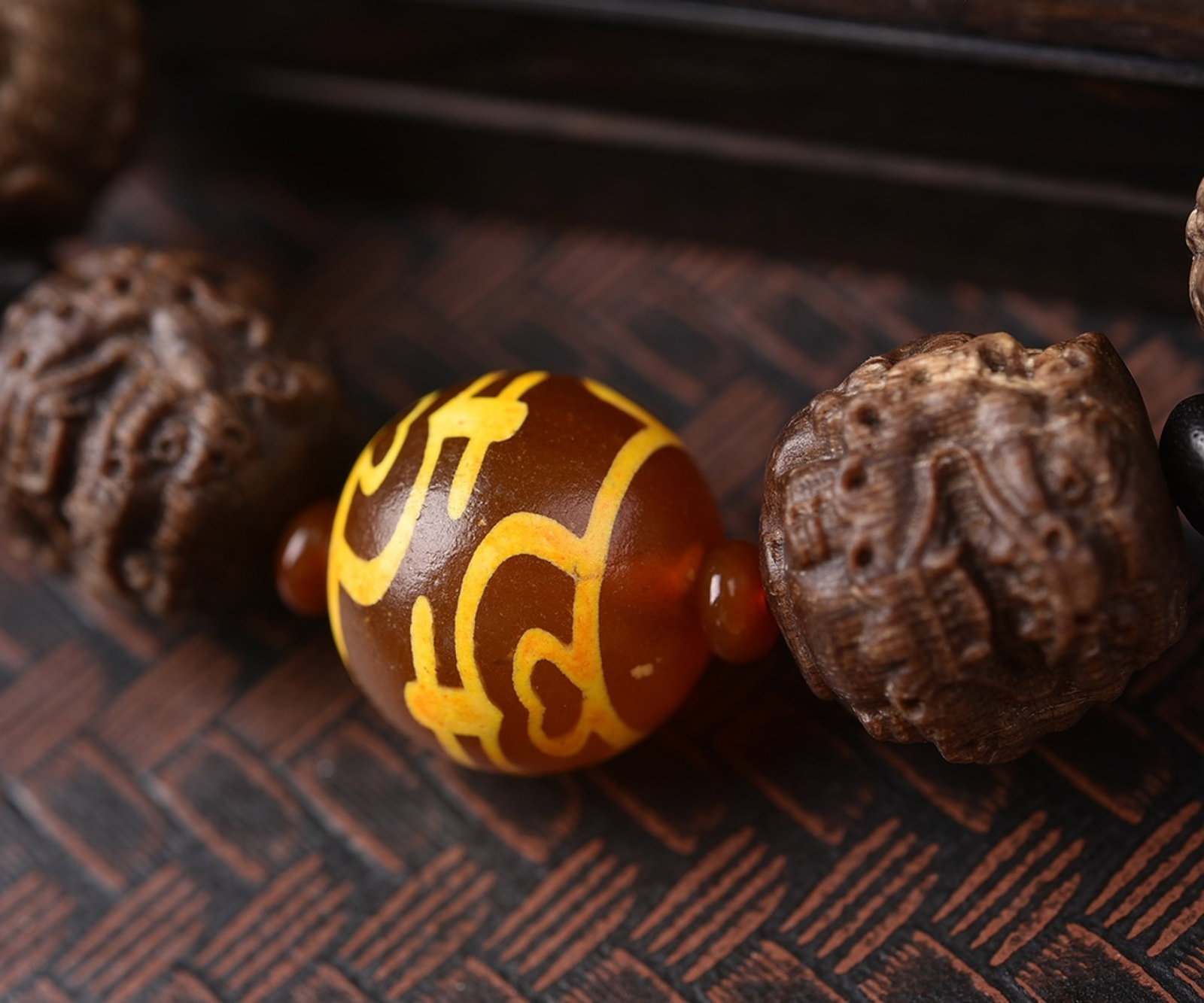 An Exquisite Eaglewood Bracelets - 3