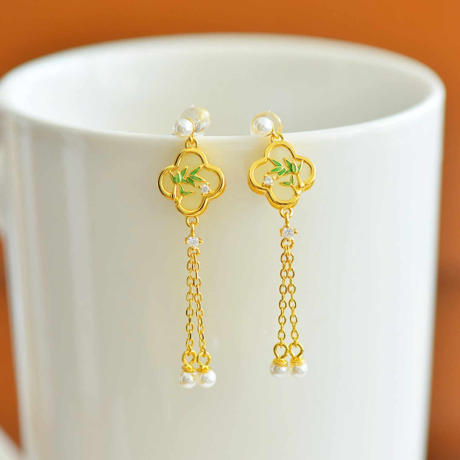 A Pair of Exquisite Sterling Silver-Gold Plated Inlaid White Jade Enamel Earrings,Inlaid Gems and: A Pair of Exquisite Sterling Silver-Gold Plated Inlaid White Jade Enamel Earrings,Inlaid Gems and Pearls,Size:10mmx10mm 一对精美的纯银镀金镶