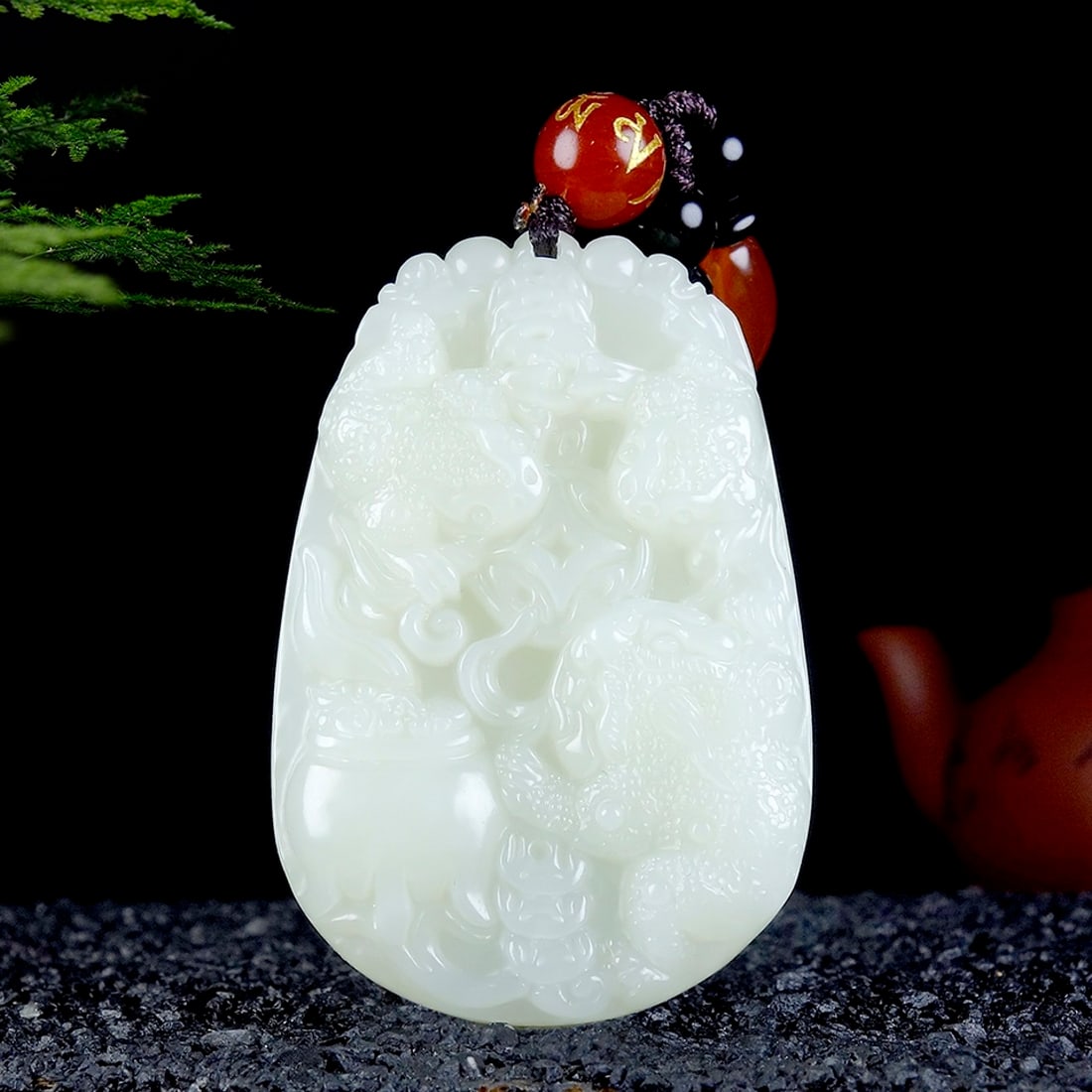 An Exquisite White Jade Golden Toad Pattern Pendant: An Exquisite White Jade Golden Toad Pattern Pendant,Size:48.5mmx32.5mmx8mm 白玉蟾纹挂件