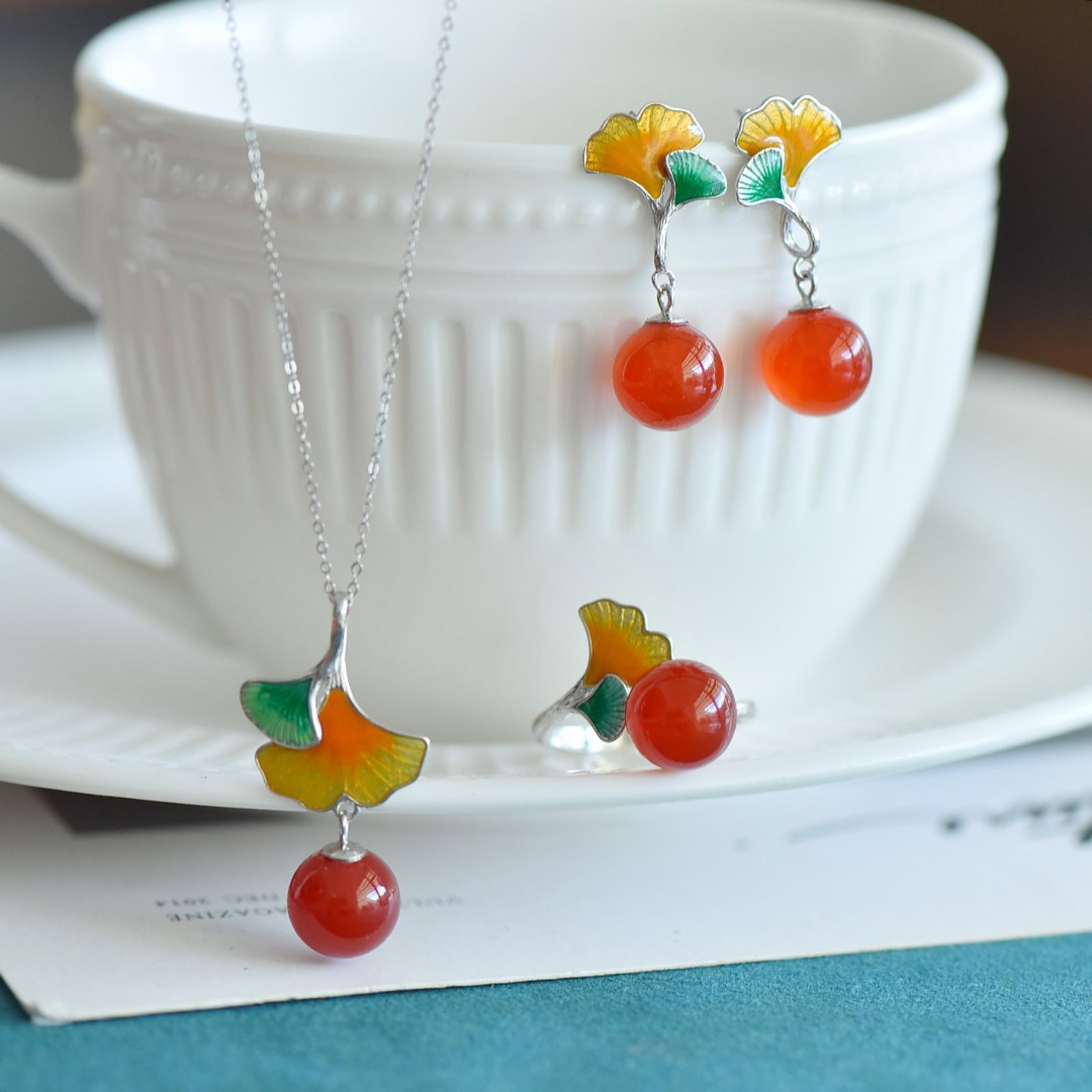 A Set of Fine Sterling Silver Inlaid Agate Jewelrys: A Set of Fine Sterling Silver Inlaid Agate Jewelrys 一套纯银镶玛瑙首饰