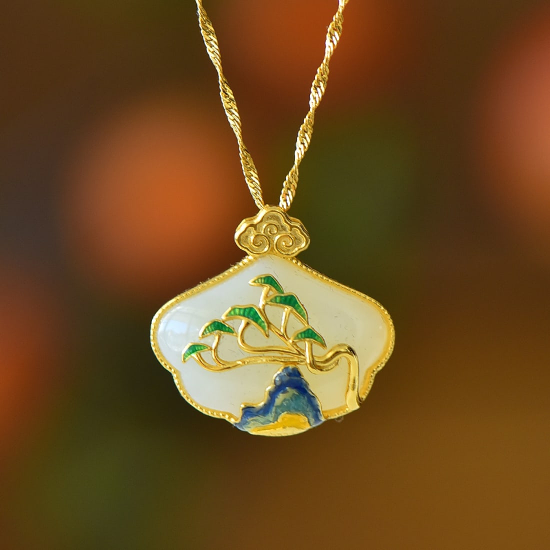 An Exquisite Sterling Silver-Gold Plated Inlaid White Jade Pendant: An Exquisite Sterling Silver-Gold Plated Inlaid White Jade Pendant,Size:18mmx23mm 纯银镀金镶白玉吊坠