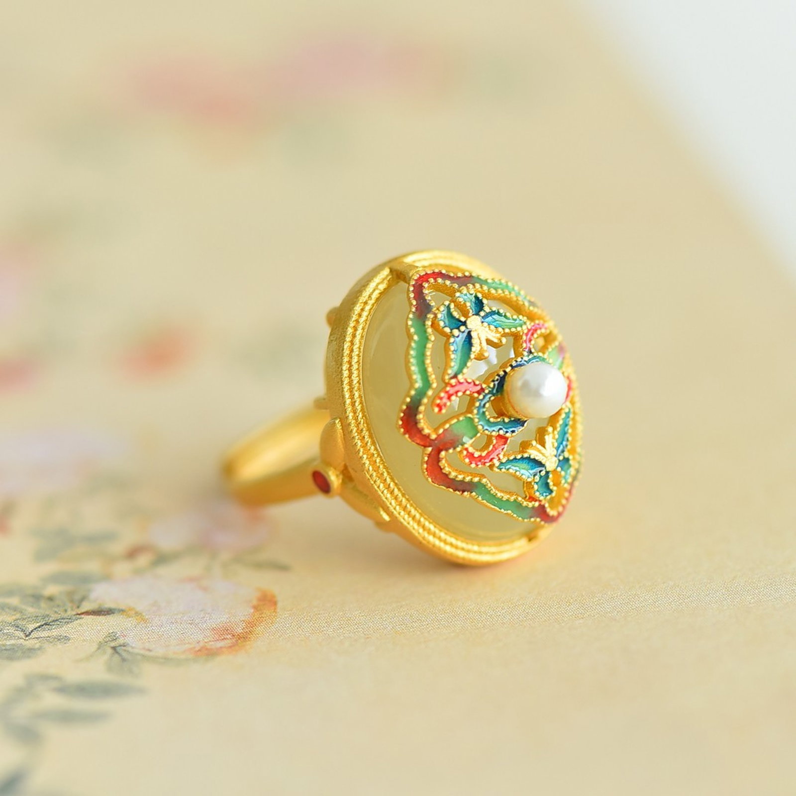An Exquisite Sterling Silver-Gold Plated Inlaid White Jade Enamel Ring,Inlaid Pearls: An Exquisite Sterling Silver-Gold Plated Inlaid White Jade Enamel Ring,Inlaid Pearls 纯银镀金镶白玉珐琅戒指,嵌珍珠