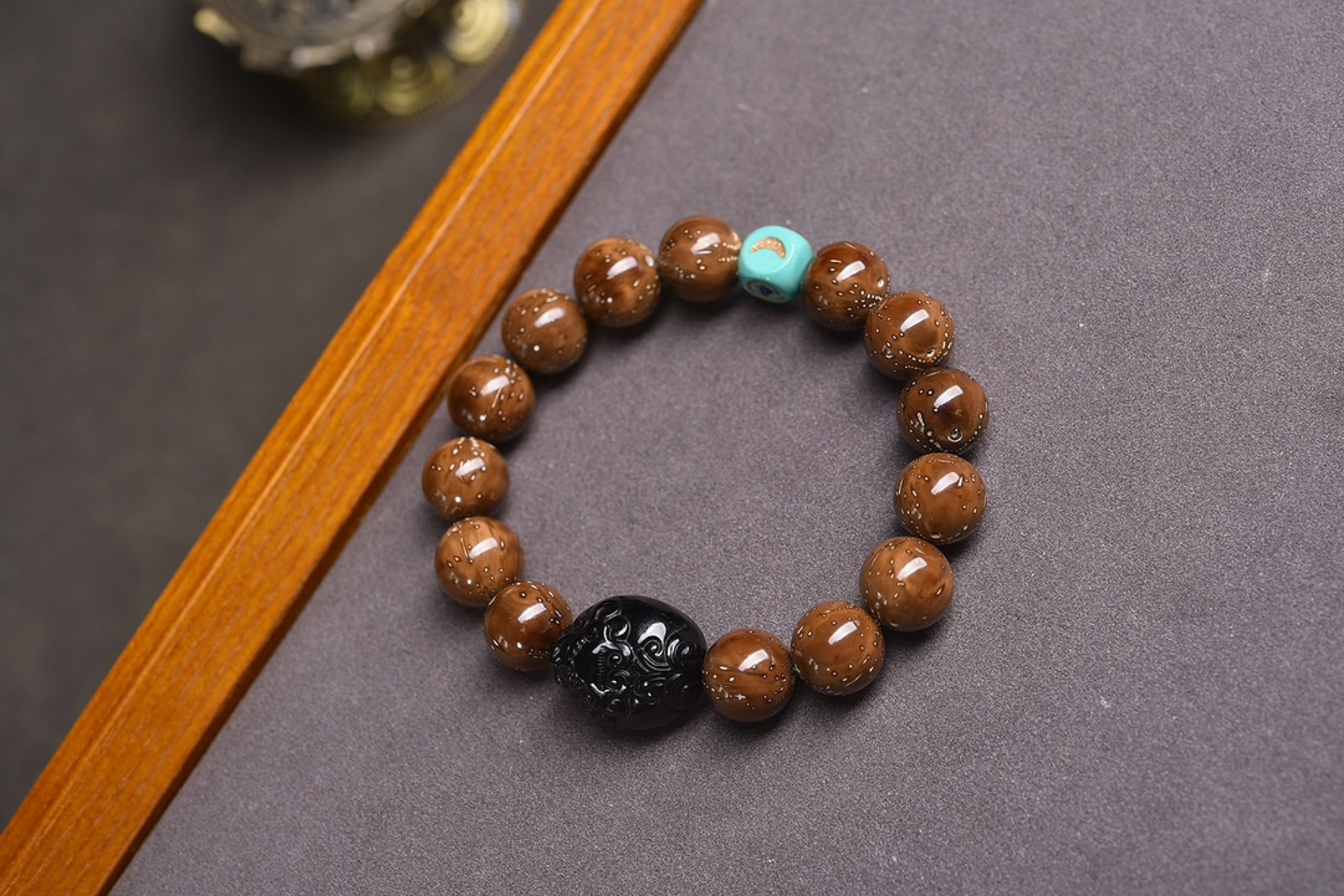 An Exquisite Three Eyes Bodhi Seeds Bracelets (1 of 6)