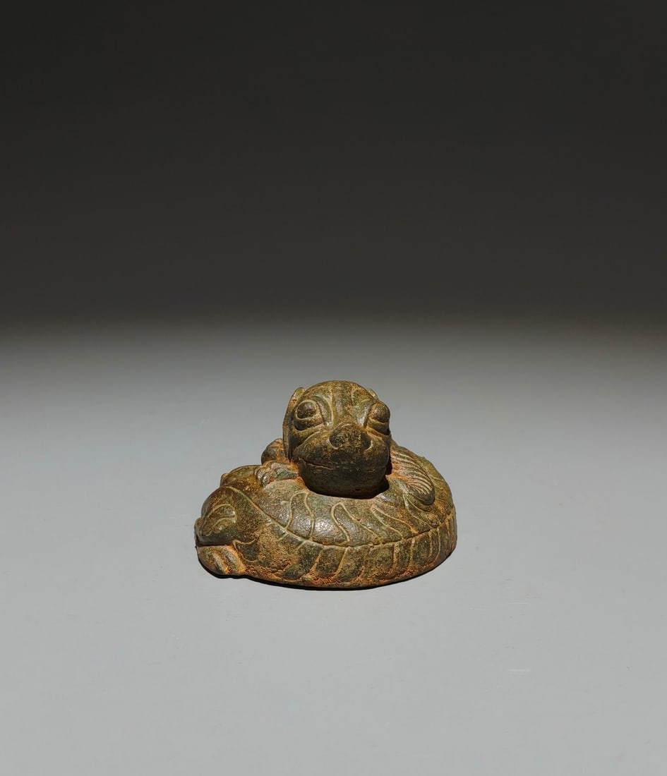 An Archaic Bronze Tiger Ornament (1 of 9)