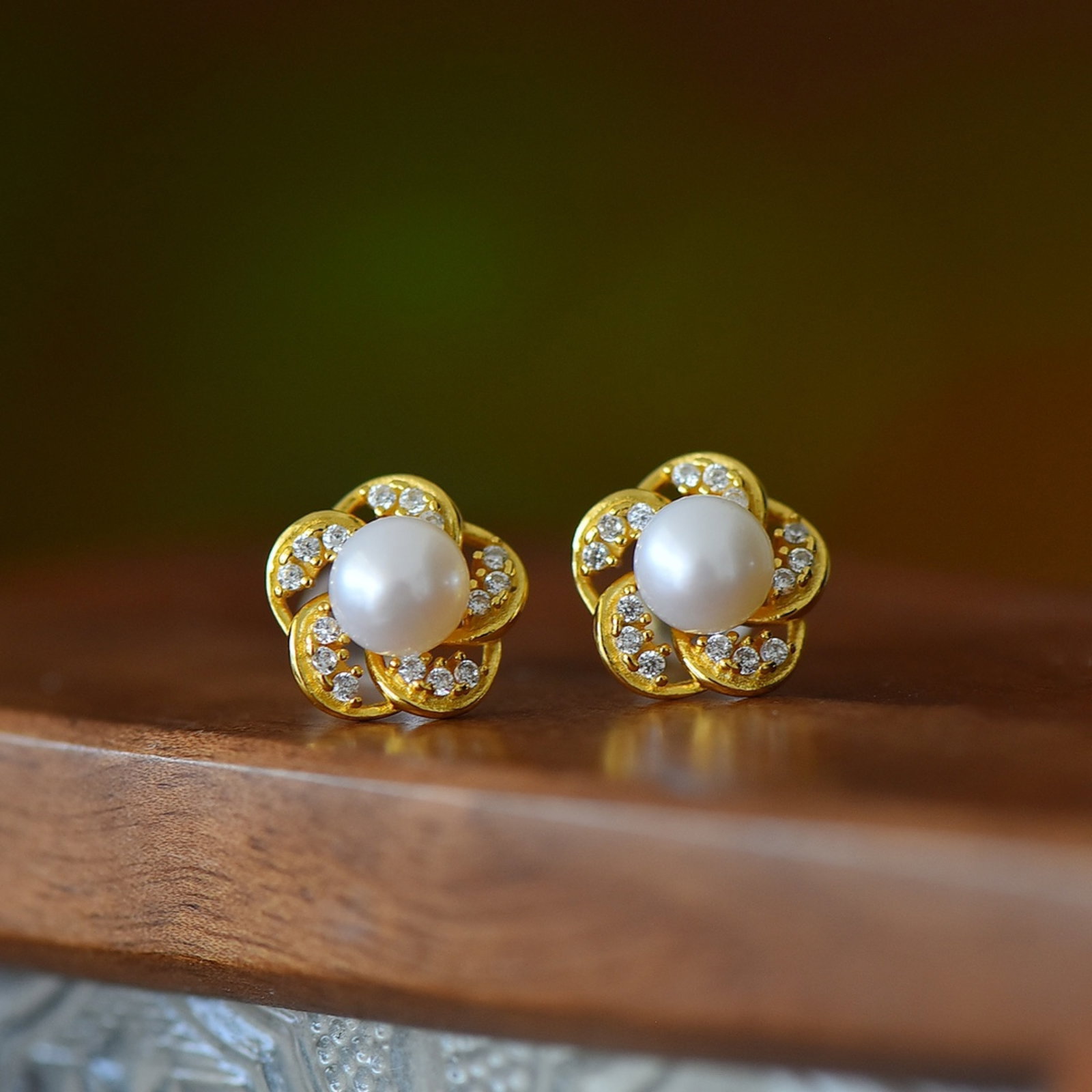 A Pair of Exquisite Sterling Silver-Gold Plated Inlaid Pearls Enamel Earrings,Inlaid Diamond: A Pair of Exquisite Sterling Silver-Gold Plated Inlaid Pearls Enamel Earrings,Inlaid Diamond,Size:6mmx6mm 一对纯银镀金镶珍珠珐琅೑