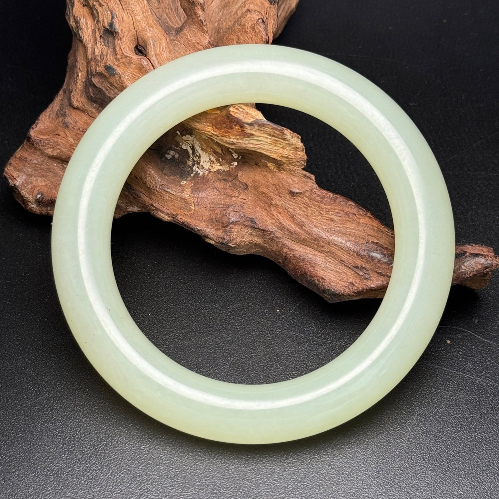 An Exquisite White Jade Bracelets: An Exquisite White Jade Bracelets,Qing Dynasty,China,Size:61mmx87mmx12mm,Weight:88g 白玉手镯,中国清代