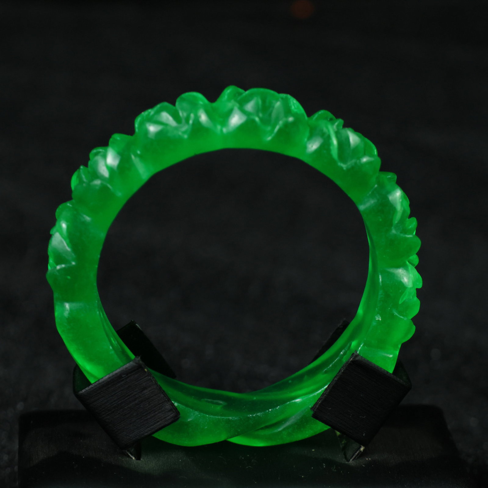 An Exquisite Jadeite Flower Pattern Bracelets (1 of 9)