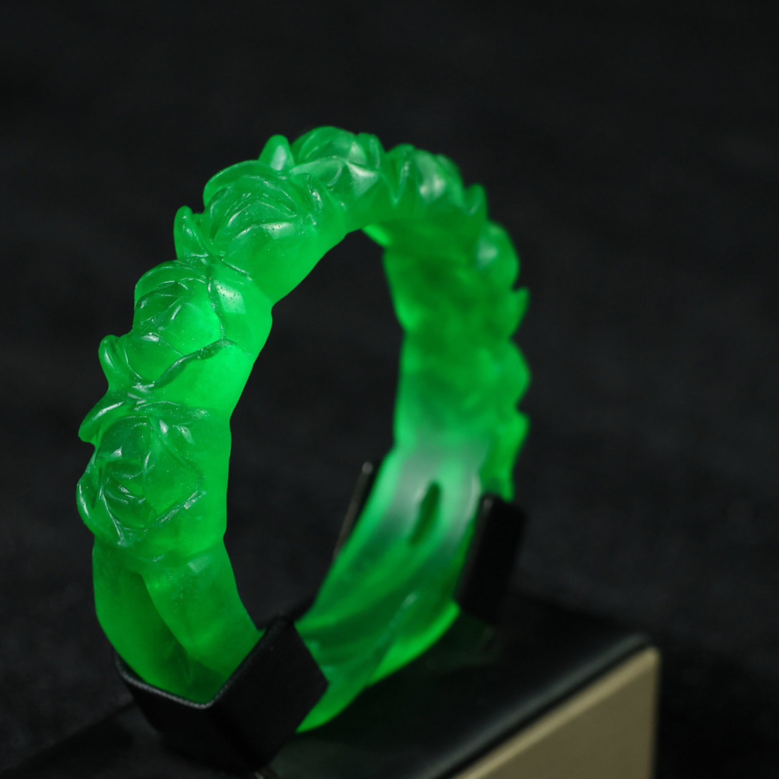 An Exquisite Jadeite Flower Pattern Bracelets - 2