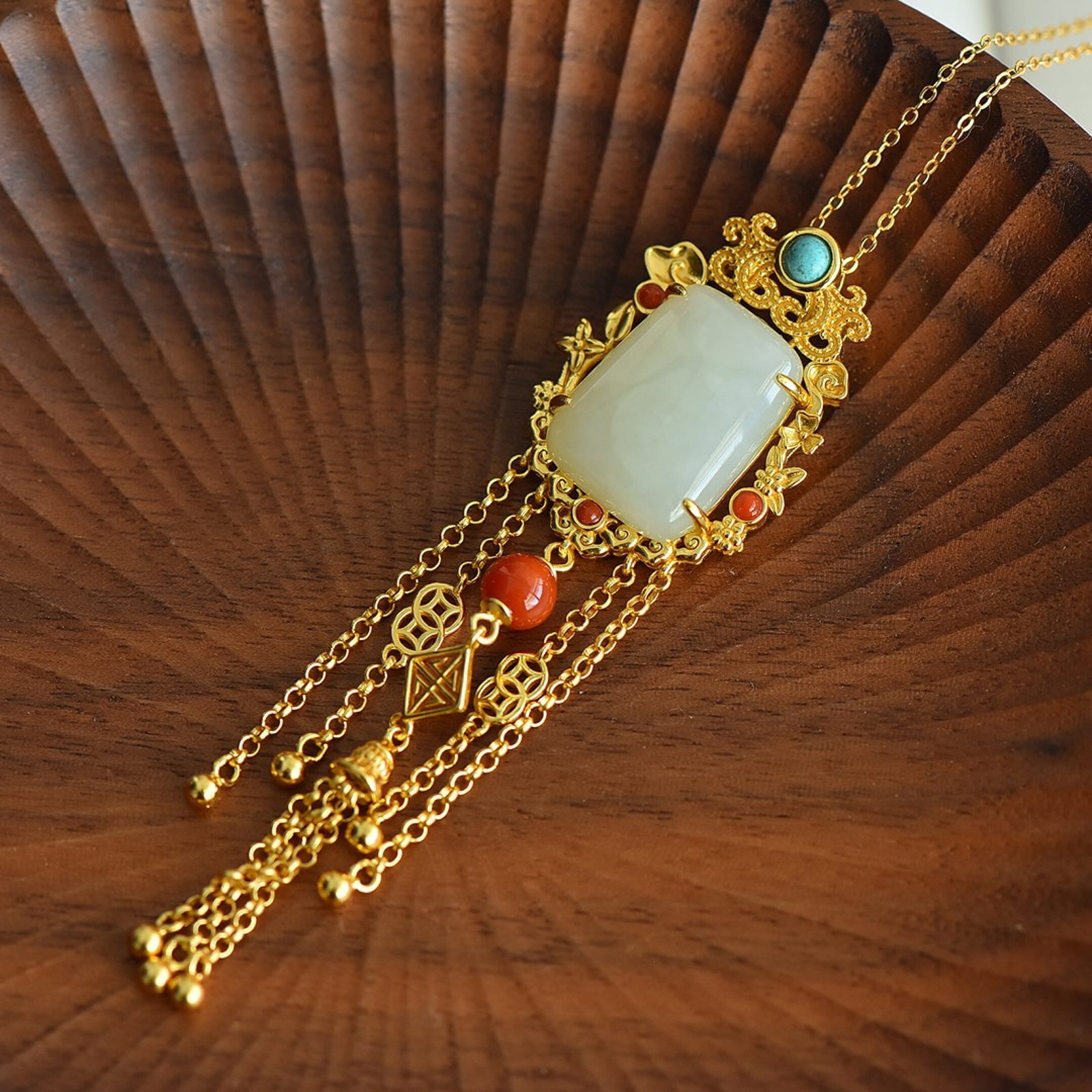 An Exquisite Sterling Silver-Gold Plated Inlaid White Jade Pendant: An Exquisite Sterling Silver-Gold Plated Inlaid White Jade Pendant,Size:15mmx20mm 纯银镀金镶白玉吊坠