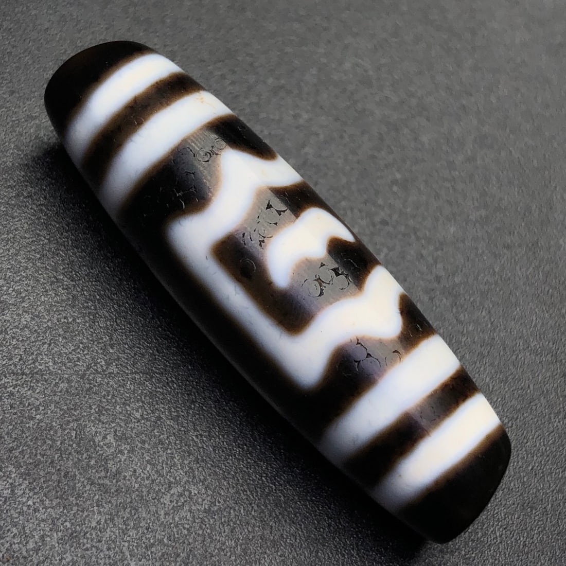 An Exquisite Roc Pattern Dzi Bead Pendant: An Exquisite Roc Pattern Dzi Bead Pendant,Size:42mmx12mm,Weight:10g 大鹏鸟纹天珠挂件