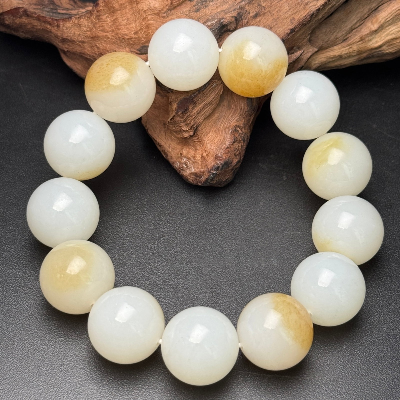 An Exquisite White Jade Bracelets: An Exquisite White Jade Bracelets,Qing Dynasty,China,Size:18mm,Weight:118g 白玉手串,中国清代
