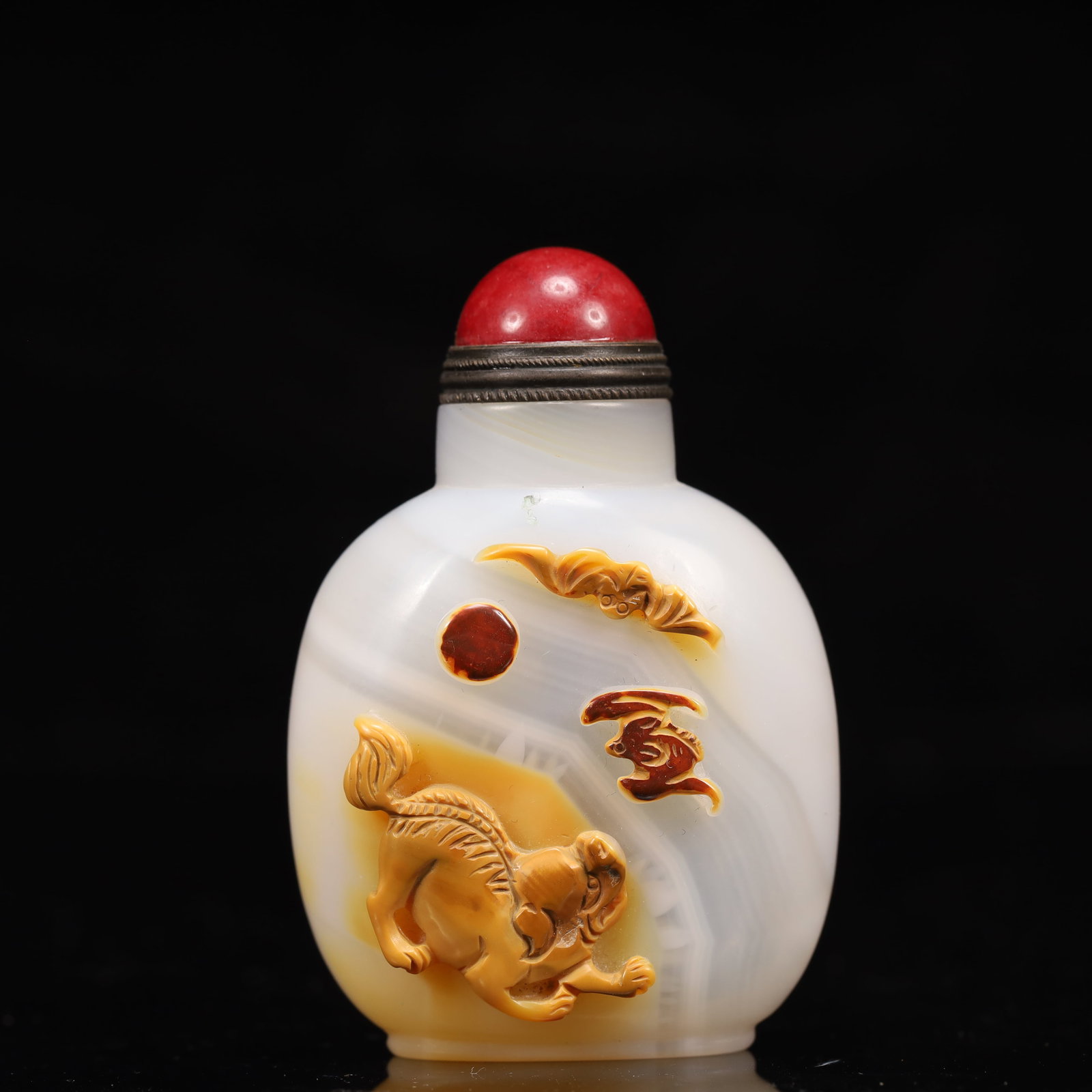 An Exquisite Agate Bats and Lion Pattern Snuff Bottle: An Exquisite Agate Bats and Lion Pattern Snuff Bottle,Qing Dynasty, China,Size:1.8inx1inx2.8in,Weight:65g 玛瑙蝙蝠狮子纹鼻烟壶,中Þ