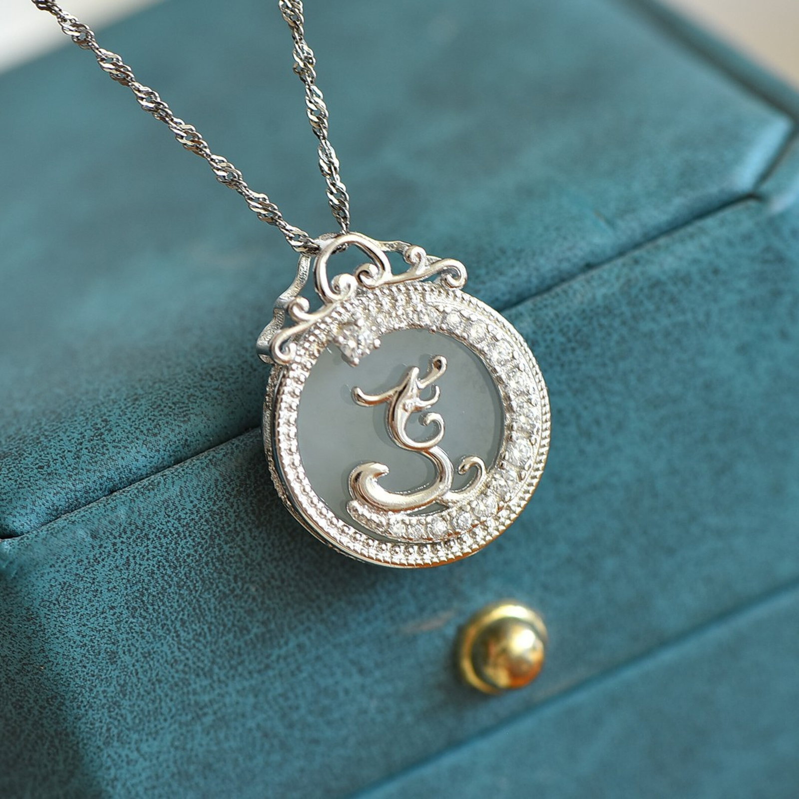 An Exquisite Sterling Silver Inlaid White Jade Pendant,Inlaid Diamonds: An Exquisite Sterling Silver Inlaid White Jade Pendant,Inlaid Diamonds,Size:24mmx35mm 纯银镶白玉吊坠,嵌钻石