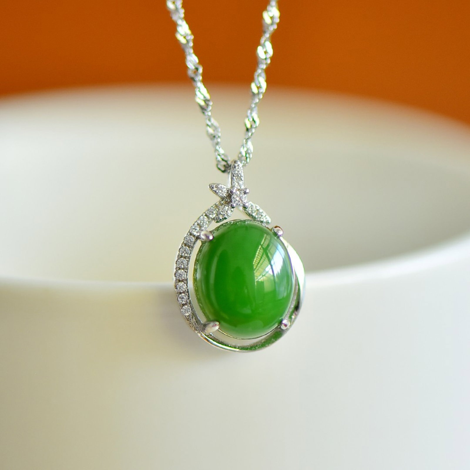 An Exquisite Sterling Silver Inlaid Jasper Pendant,Inlaid Diamonds: An Exquisite Sterling Silver Inlaid Jasper Pendant,Inlaid Diamonds,Size:10mmx12mm 纯银镶碧玉吊坠,嵌钻石