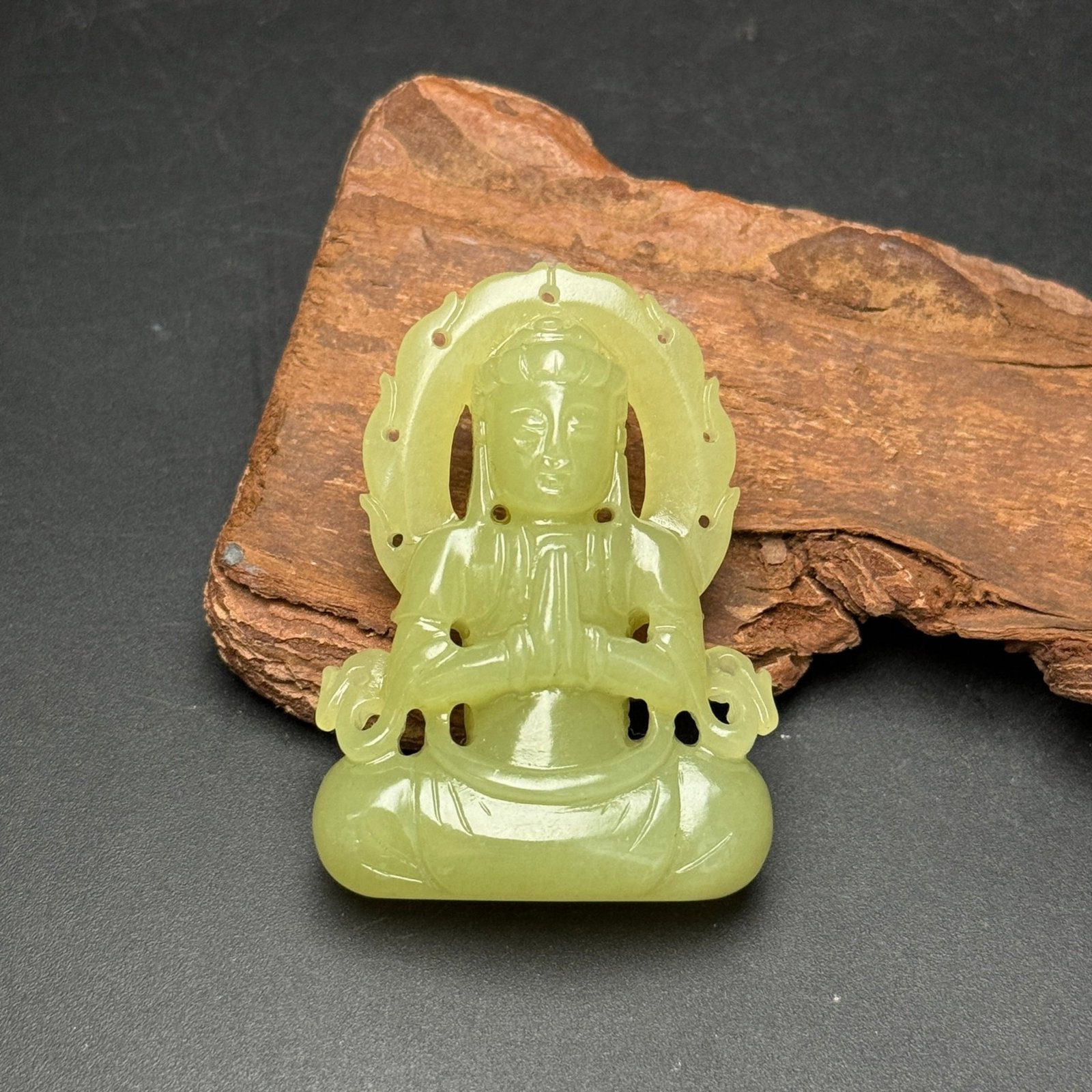 An Exquisite Yellow Jade Statue of Avalokitesvara: An Exquisite Yellow Jade Statue of Avalokitesvara,Qing Dynasty,China,Size:49mmx35mmx13mm,Weight:29g 黄玉观音像,中国清代