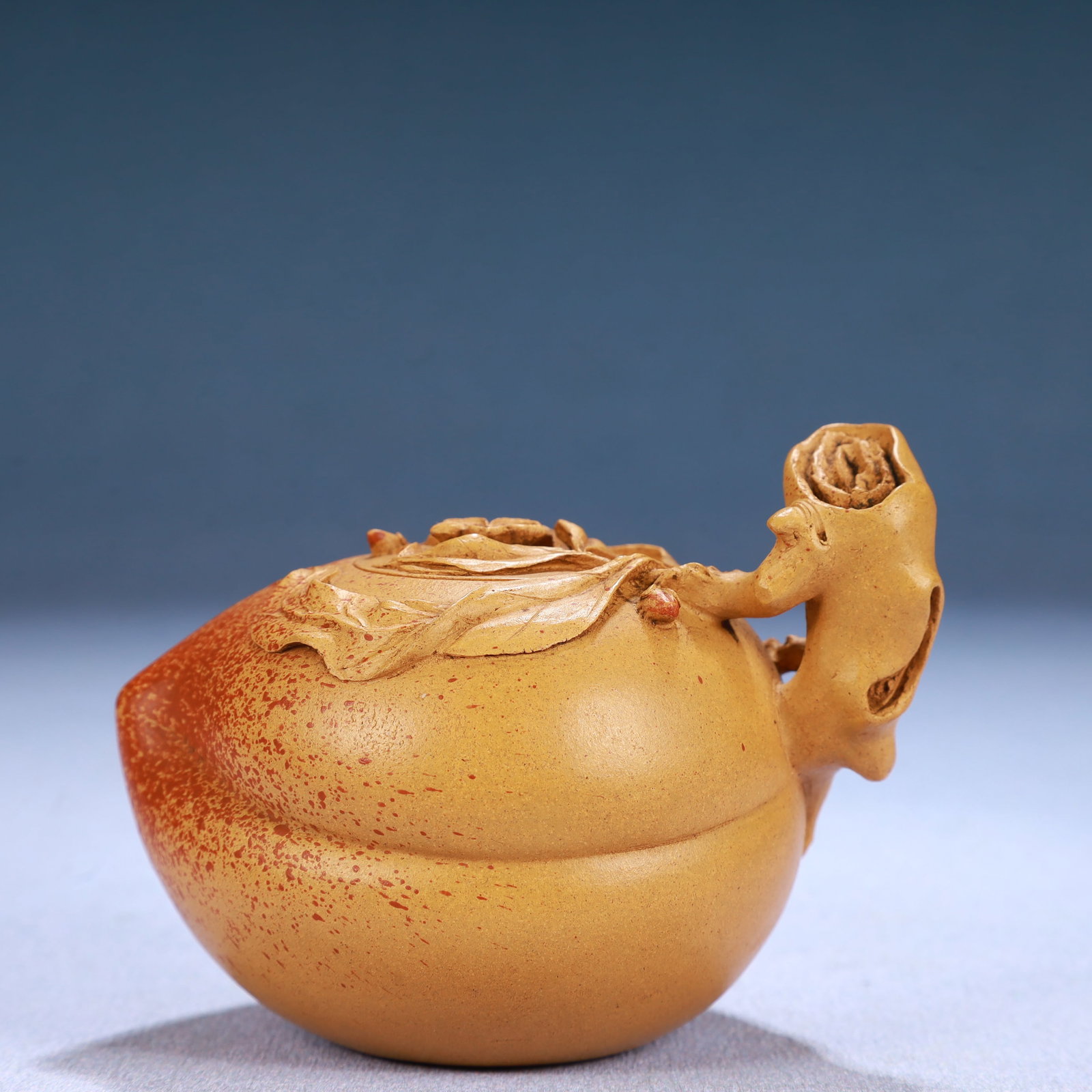 An Elaborate Yixing Clay Peach Teapot: An Elaborate Yixing Clay Peach Teapot,Size:3.9inx2.8inx3in,Weight:100g 紫砂桃形壶