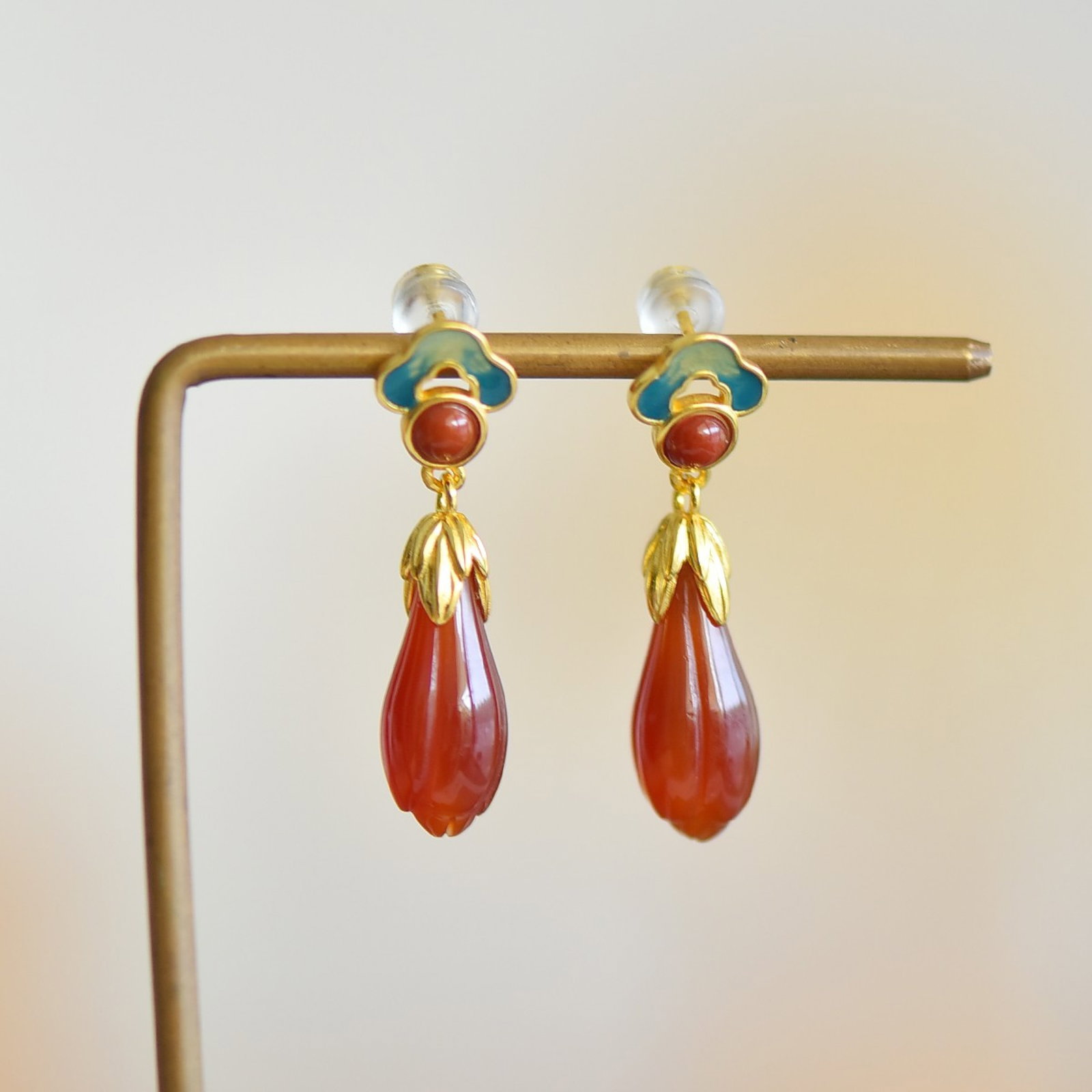 A Pair of Exquisite Sterling Silver-Gold Plated Inlaid Agate Enamel Earrings: A Pair of Exquisite Sterling Silver-Gold Plated Inlaid Agate Enamel Earrings,Size:8mmx19mm 一对纯银镀金镶玛瑙珐琅耳环