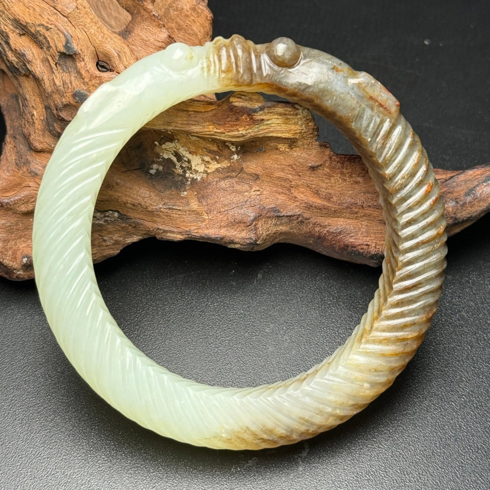 An Exquisite White Jade Dragon-head Bracelets: An Exquisite White Jade Dragon-head Bracelets,Qing Dynasty,China,Size:58mmx80mmx13mm,Weight:74g 白玉龙首手镯,中国清代