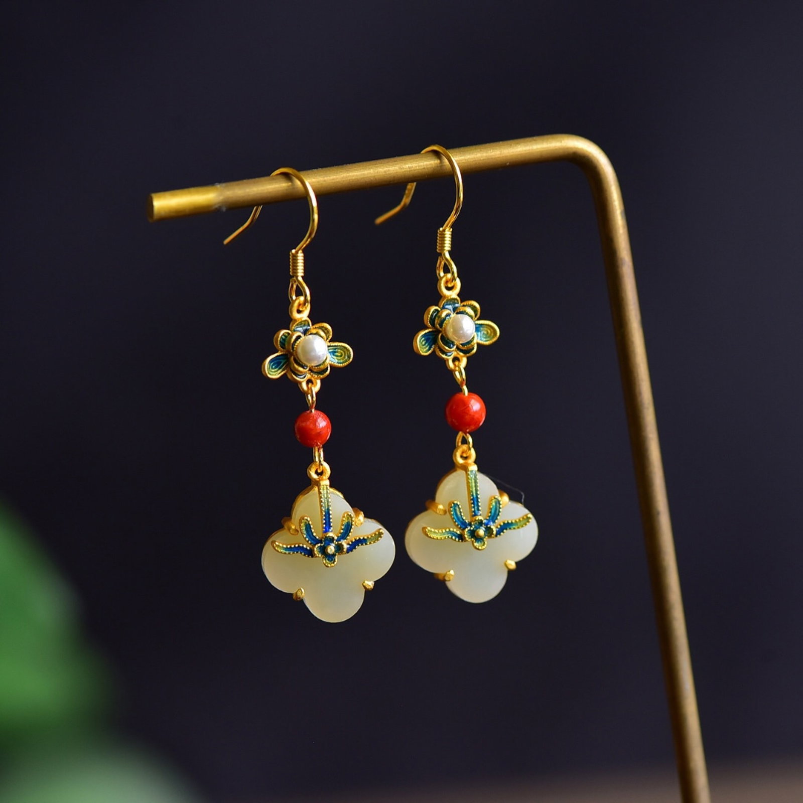 A Pair of Exquisite Sterling Silver-Gold Plated Inlaid White Jade Enamel Earrings,Inlaid Pearl: A Pair of Exquisite Sterling Silver-Gold Plated Inlaid White Jade Enamel Earrings,Inlaid Pearl 