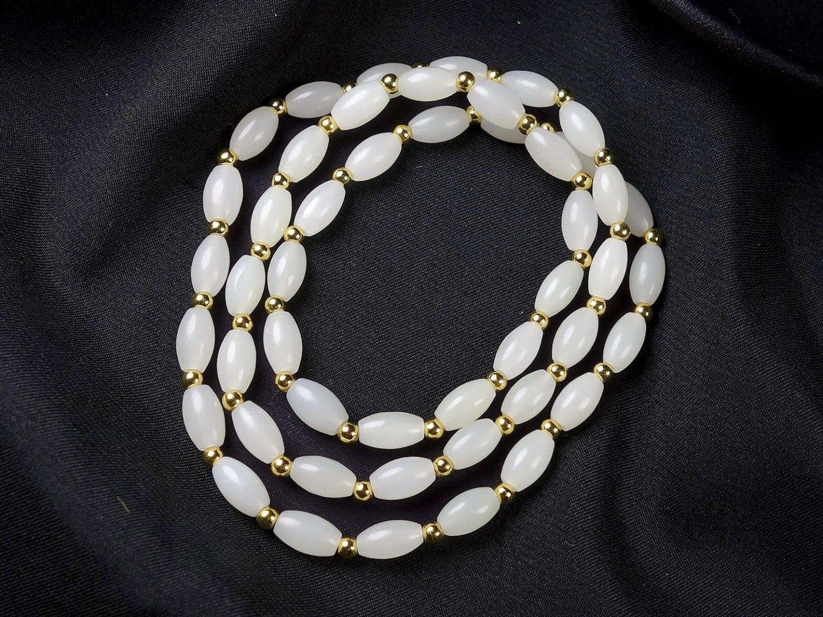 An Exquisite White Jade Bracelets: An Exquisite White Jade Bracelets,Size:(bead)5mmx9mm 白玉手链
