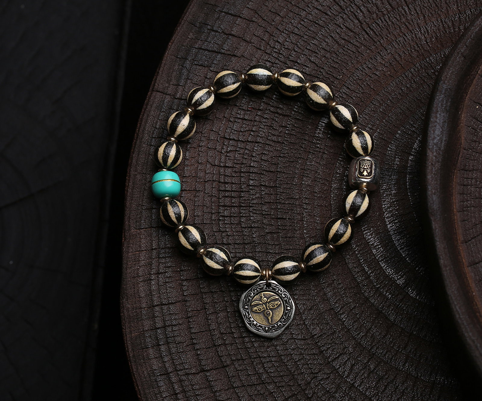 An Exquisite Dzi Bead Bracelets (1 of 6)
