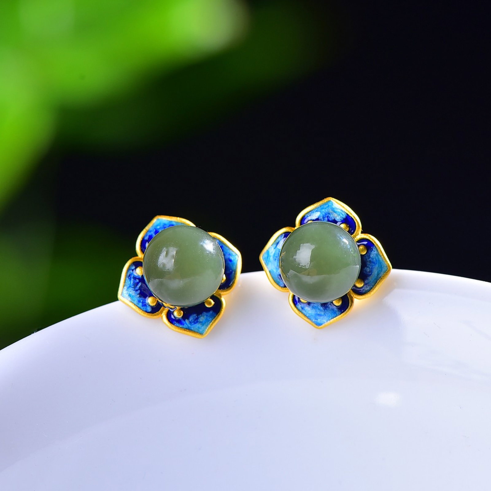 A Pair of Exquisite Sterling Silver-Gold Plated Inlaid Sapphire Enamel Earrings: A Pair of Exquisite Sterling Silver-Gold Plated Inlaid Sapphire Enamel Earrings,Size:8mmx8mm 一对纯银镀金镶青玉珐琅耳钉