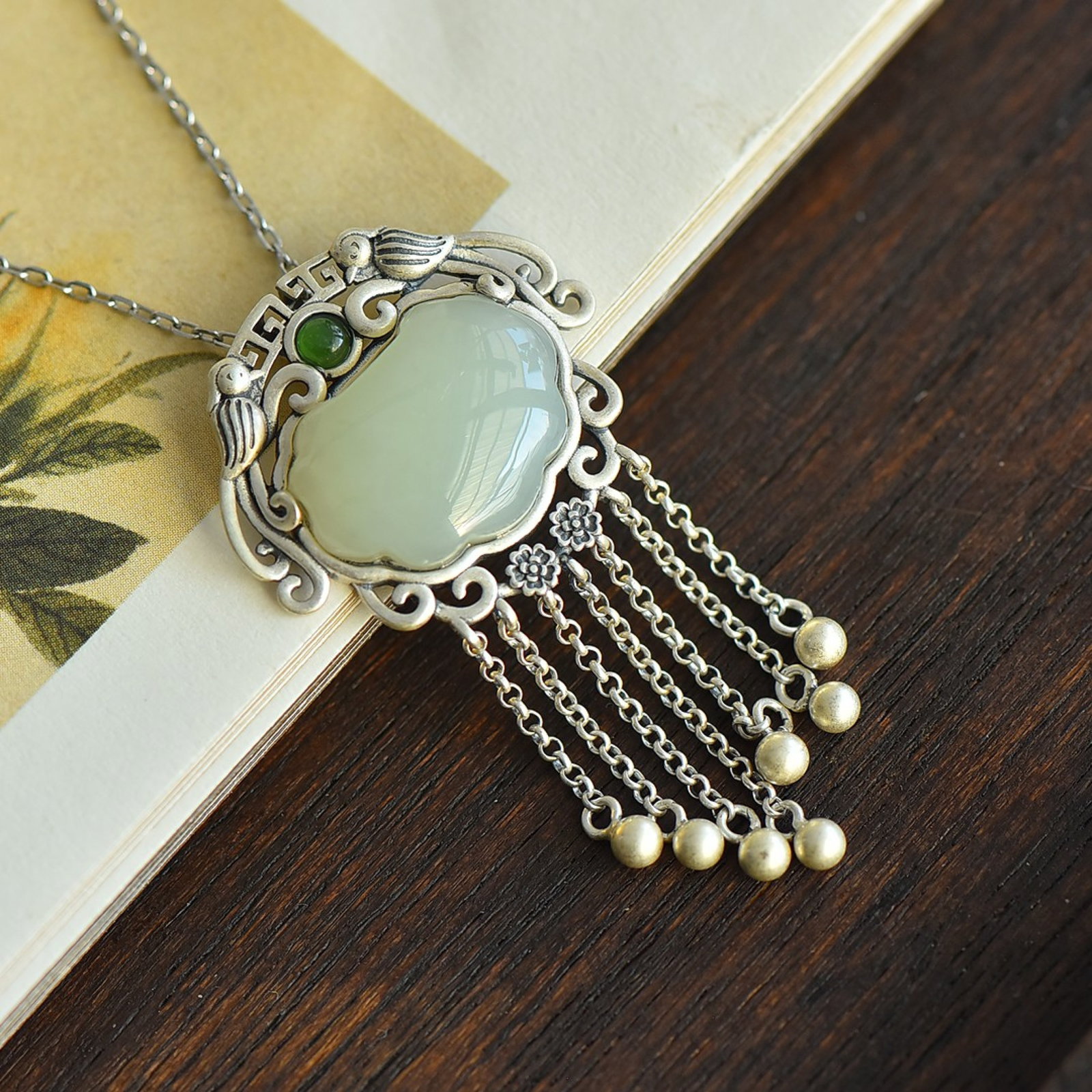 An Exquisite Sterling Silver Inlaid White Jade Pendant,Inlaid Pearls: An Exquisite Sterling Silver Inlaid White Jade Pendant,Inlaid Pearls,Size:13mmx18mm 纯银镶白玉吊坠，嵌珍珠
