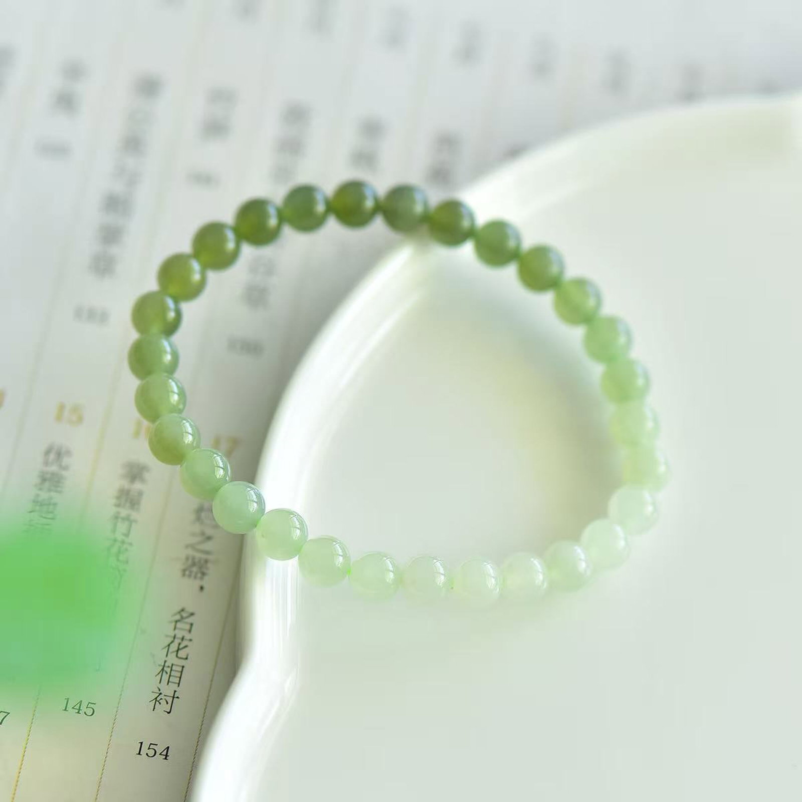 An Exquisite Greenish Jade Bracelets: An Exquisite Greenish Jade Bracelets,Size:6mm 寓意:健康快乐 『������
