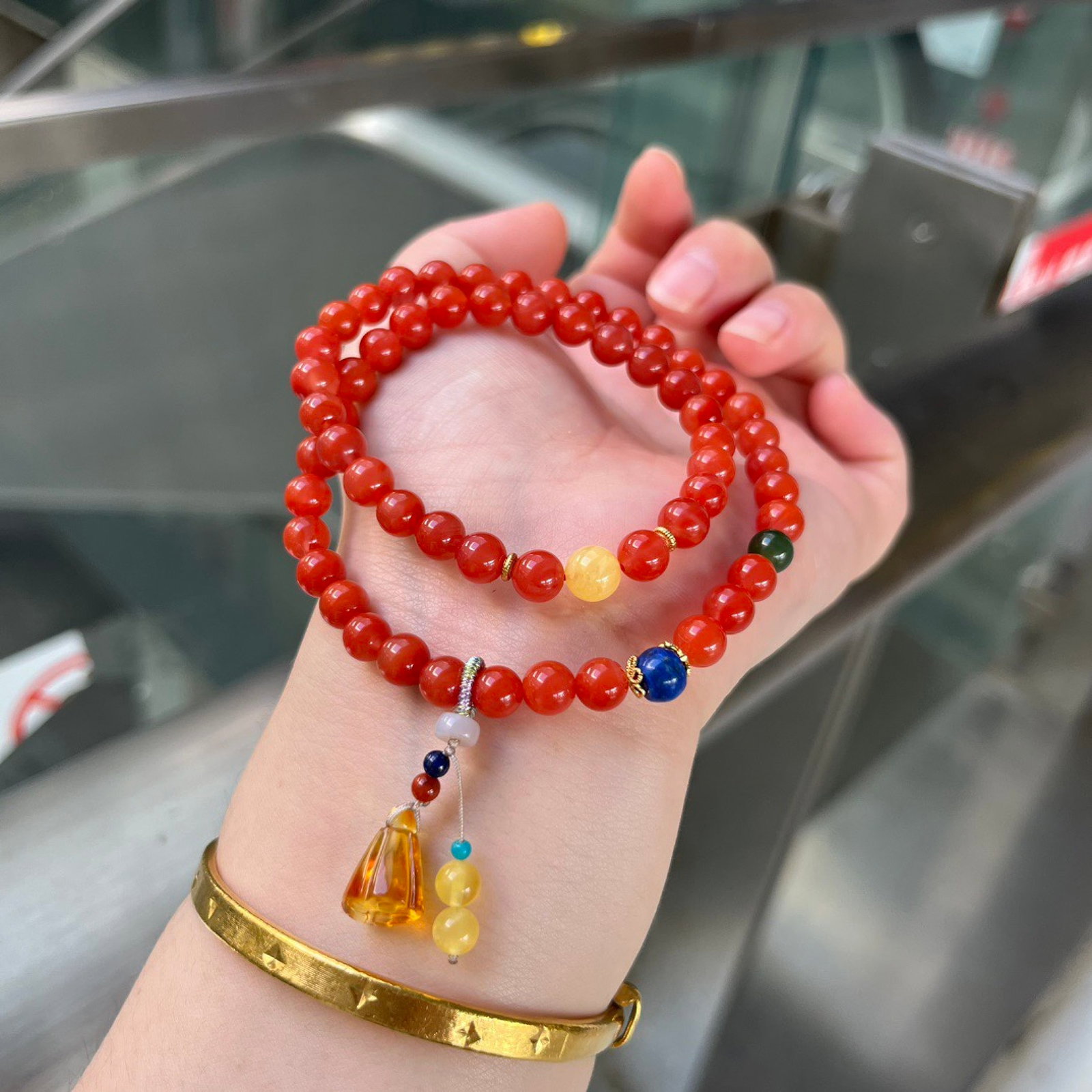 An Exquisite Agate Bracelets,With Amber Lapis Lazuli: An Exquisite Agate Bracelets,With Amber Lapis Lazuli,Size:6mm,Total Weight:20.1g 玛瑙手串,配蜜蜡青金石