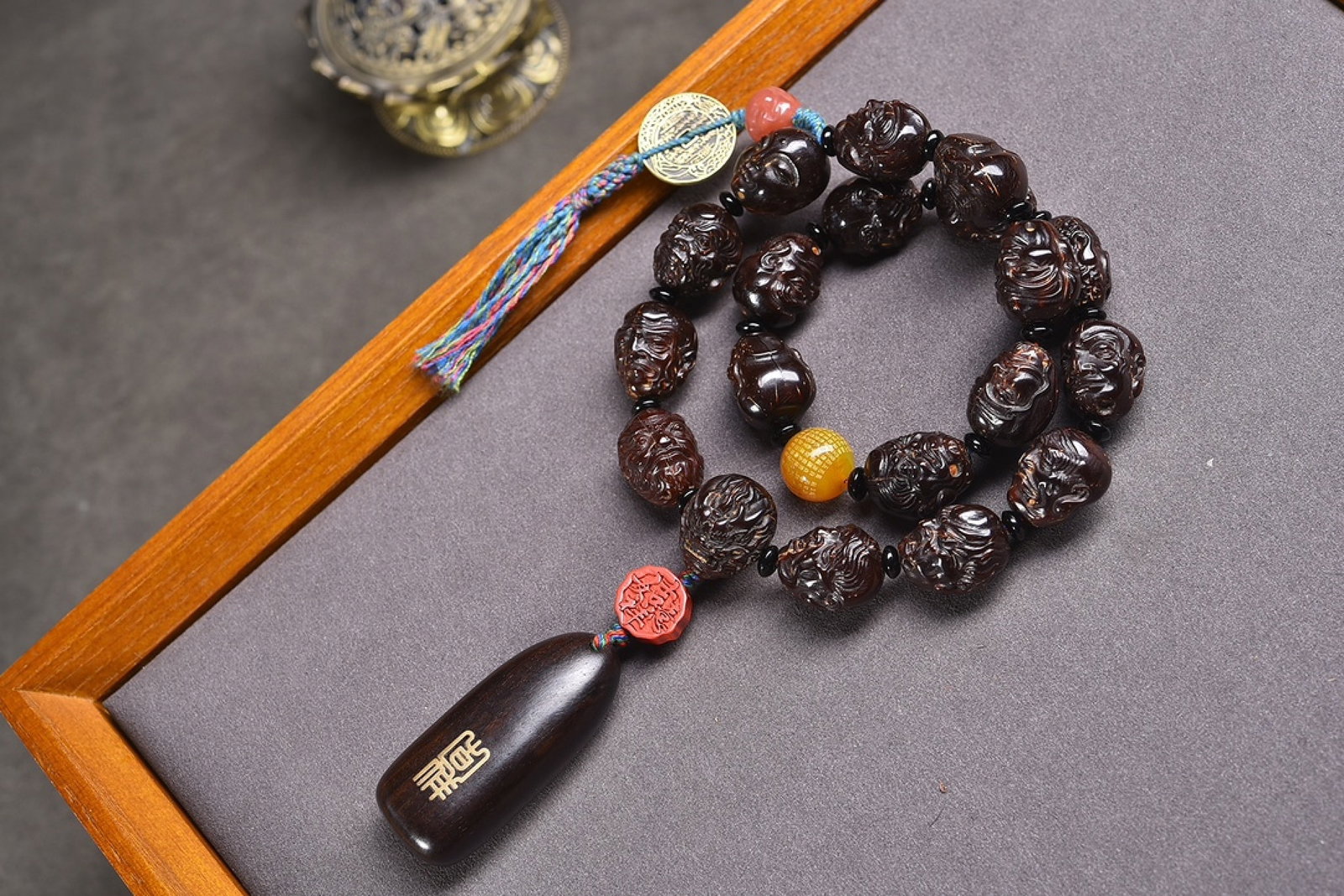 An Exquisite Eaglewood Arhat Pattern Bracelets: An Exquisite Eaglewood Arhat Pattern Bracelets,Size:20mmx15mm,Weight:82g 沉香木罗汉纹手串