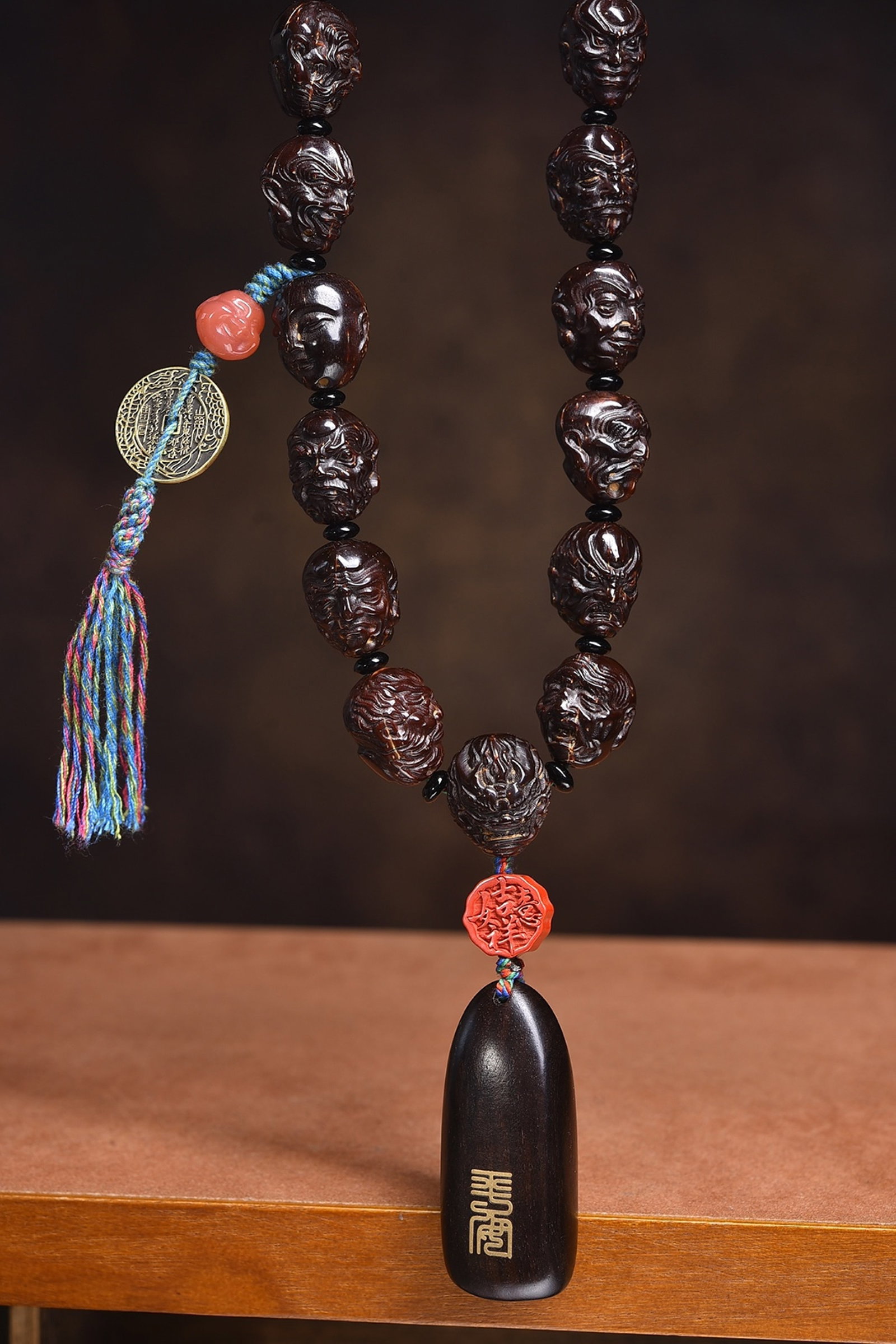 An Exquisite Eaglewood Arhat Pattern Bracelets - 3