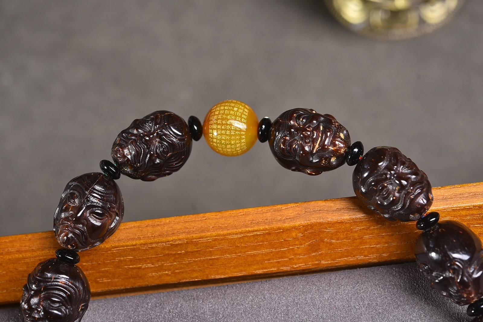 An Exquisite Eaglewood Arhat Pattern Bracelets - 4