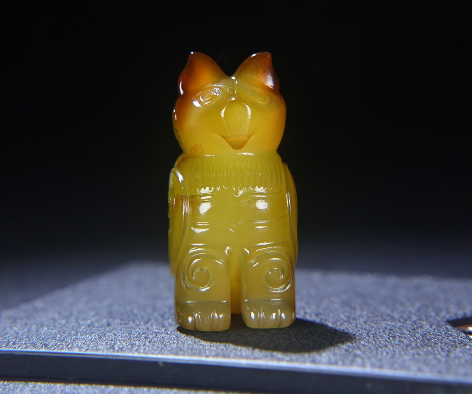 An Exquisite Agate Auspicious Beast Hand Piece: An Exquisite Agate Auspicious Beast Hand Piece,Qing Dynasty,China,Size:59mmx28mmx25mm,Weight:69g 玛瑙瑞兽手把件,中国清代