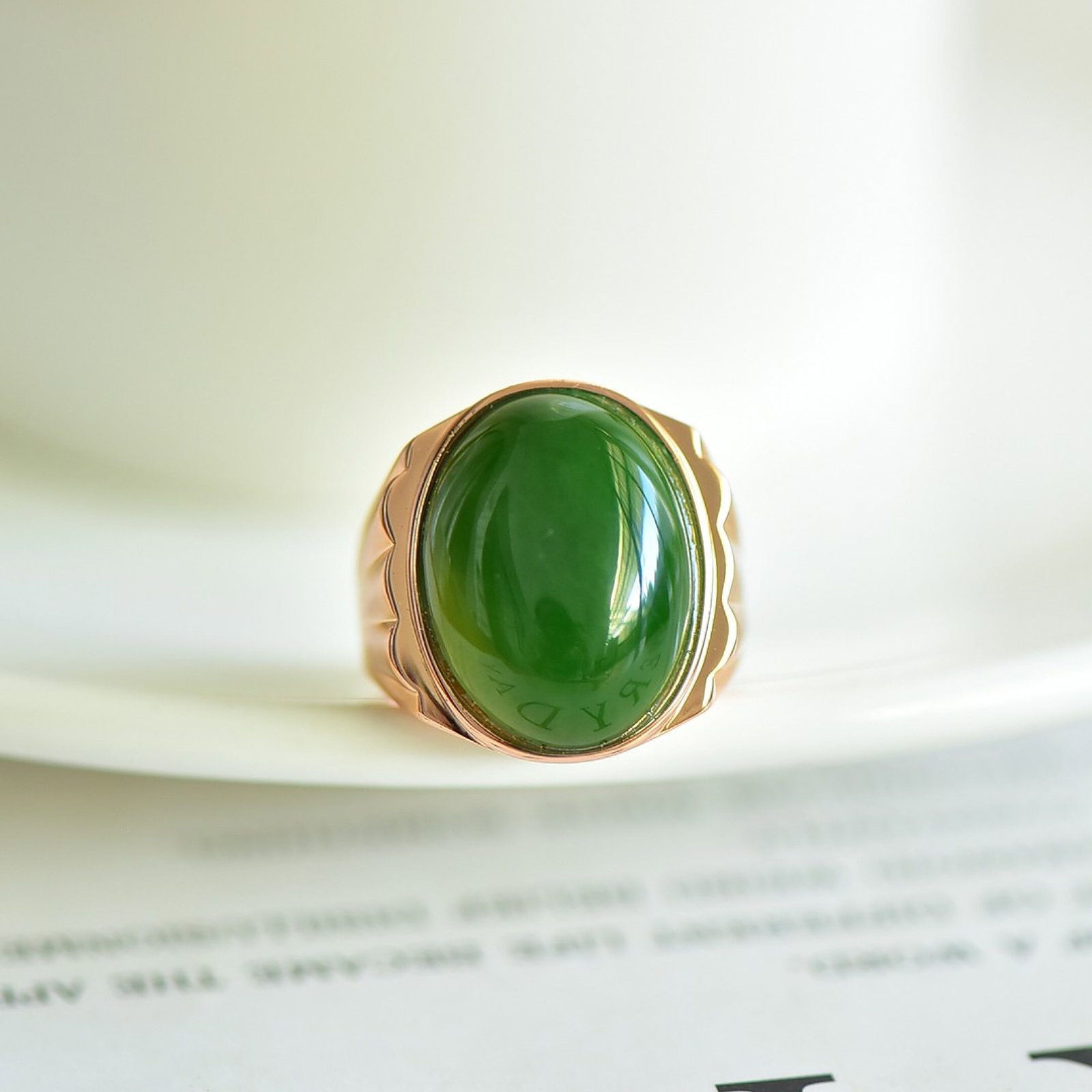 An Exquisite Sterling Silver-Gold Plated Inlaid Jasper Ring: An Exquisite Sterling Silver-Gold Plated Inlaid Jasper Ring,Size:15mmx20mm 纯银镀金镶碧玉戒指