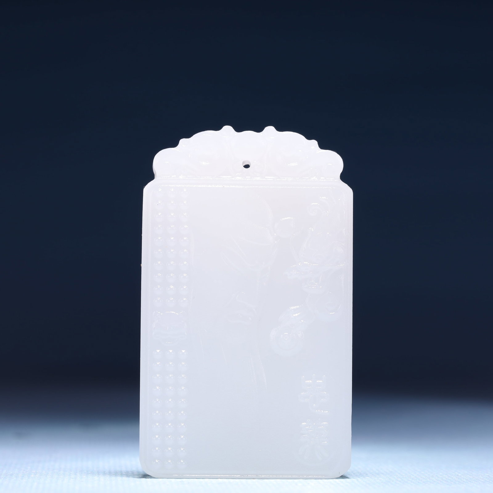 An Exquisite White Jade Figure Pattern Pendant: An Exquisite White Jade Figure Pattern Pendant,Size:1.6inx0.4inx2.4in,Weight:48g 白玉人物纹牌