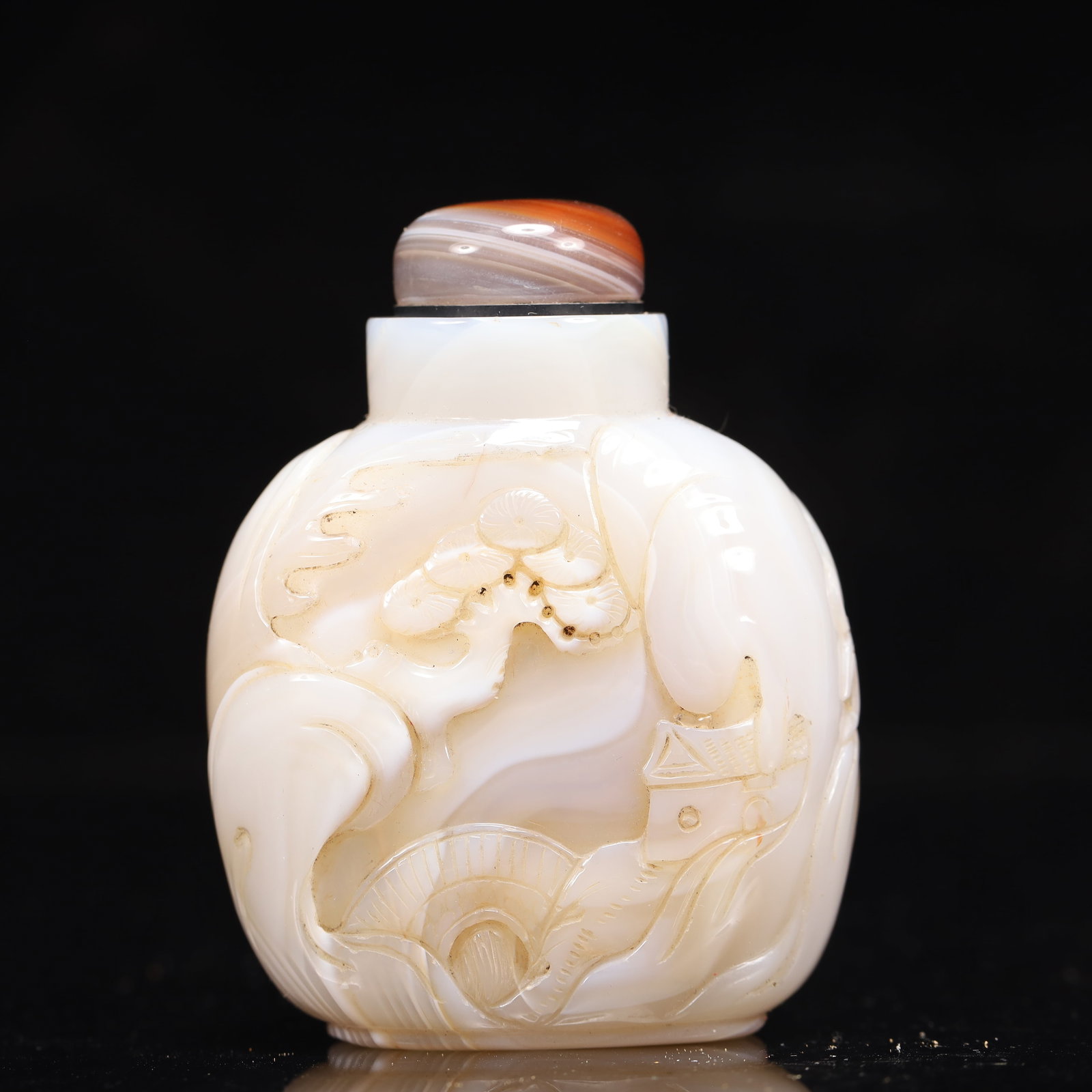 An Exquisite Agate Landscape and Figure Pattern Snuff Bottle: An Exquisite Agate Landscape and Figure Pattern Snuff Bottle,Qing Dynasty, China,Size:2.6inx1.4inx3.3in,Weight:149g 玛瑙山水人物纹鼻烟壶,