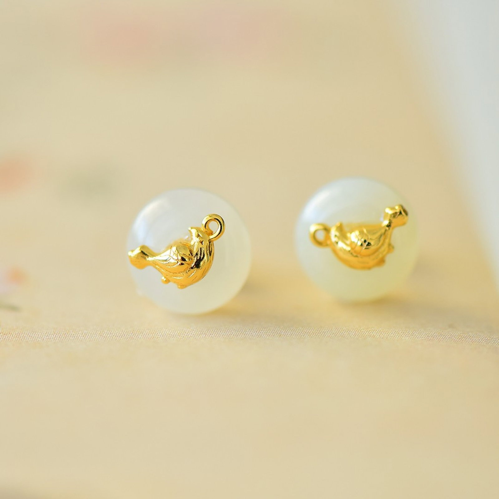 A Pair of Exquisite Sterling Silver-Gold Plated Inlaid White Jade Earrings: A Pair of Exquisite Sterling Silver-Gold Plated Inlaid White Jade Earrings,Size:10mmx10mm 一对纯银镀金镶白玉耳环