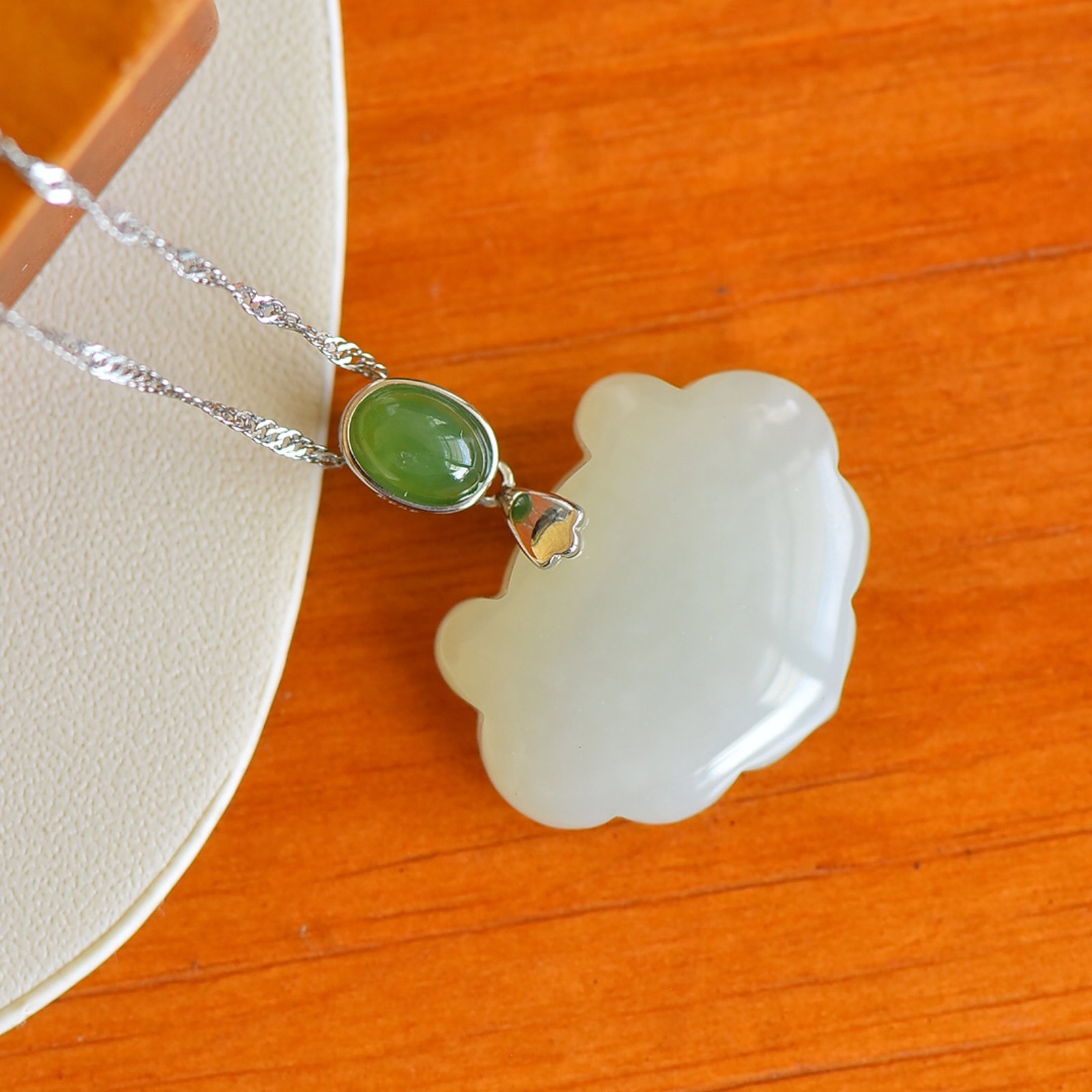 An Exquisite Sterling Silver Inlaid White Jade Pendant , Inlaid Jasper: Sterling Silver Inlaid White Jade Pendant , Inlaid Jasper , Size :19mmx25mm 纯银镶白玉吊坠,嵌碧玉,尺寸:19mmx25mm