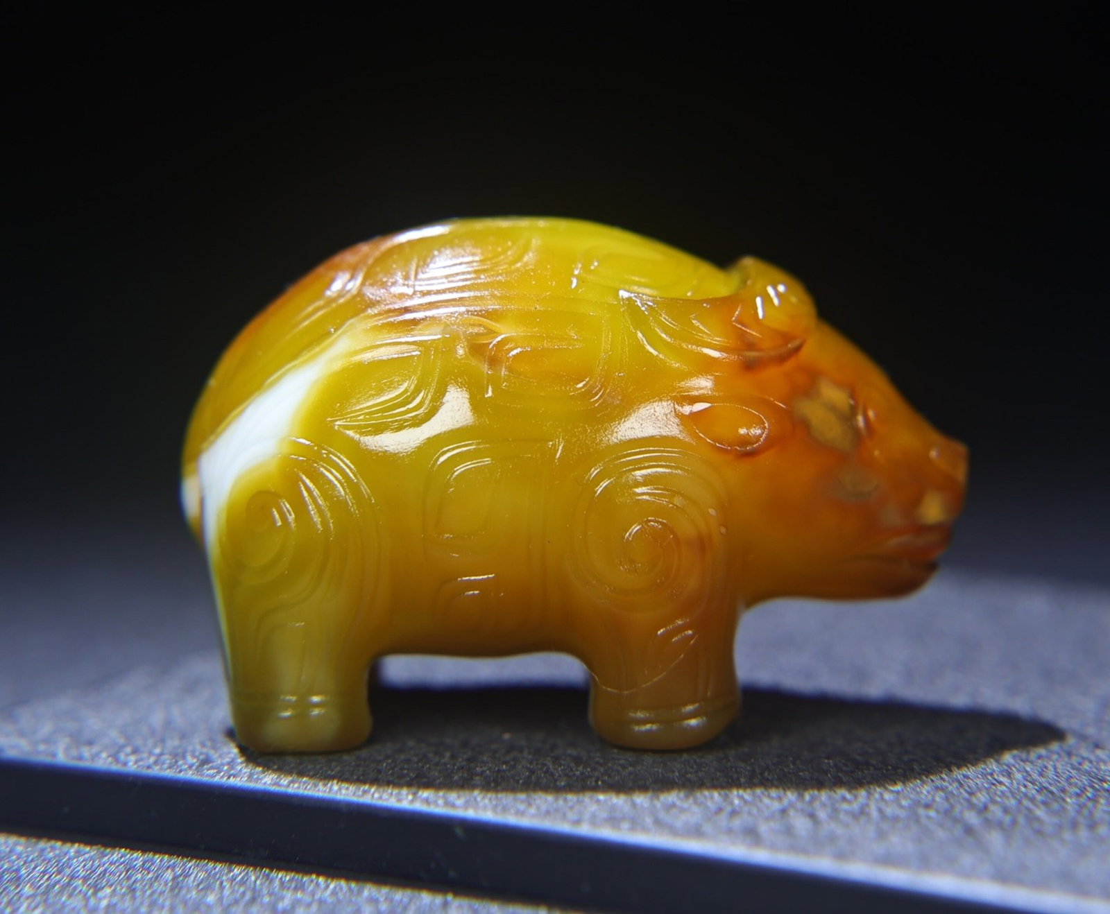An Exquisite Agate Buffalo Hand Piece: An Exquisite Agate Buffalo Hand Piece,Qing Dynasty,China,Size:62mmx40mmx40mm,Weight:133g 玛瑙牛手把件,中国清代