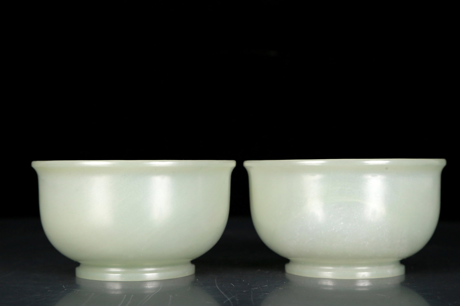 A pair of exquisite white jade bowls: A pair of exquisite white jade bowls, Qing Dynasty, China, Qianlong four-character mark, Size: 4.3inx2.4in, Weight: 280g 清代 乾隆四字款
