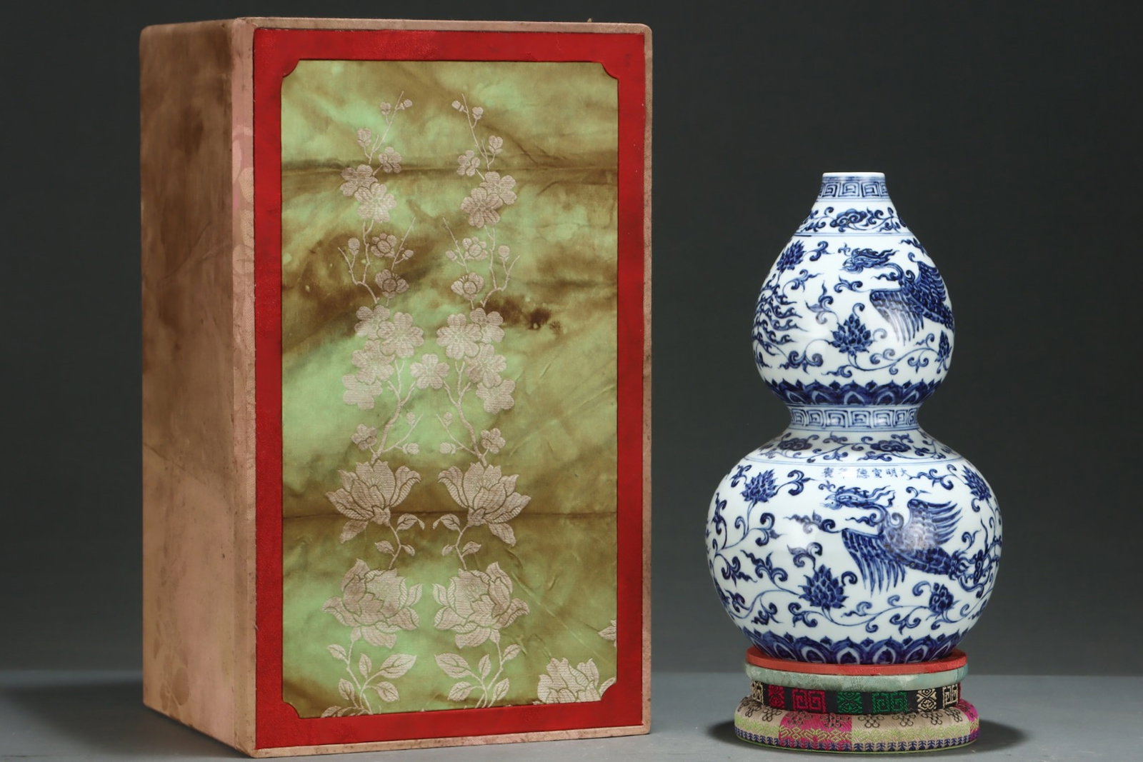 An Exquisite Blue and White Lotus and Phoenix Pattern Gourd Vase (1 of 8)