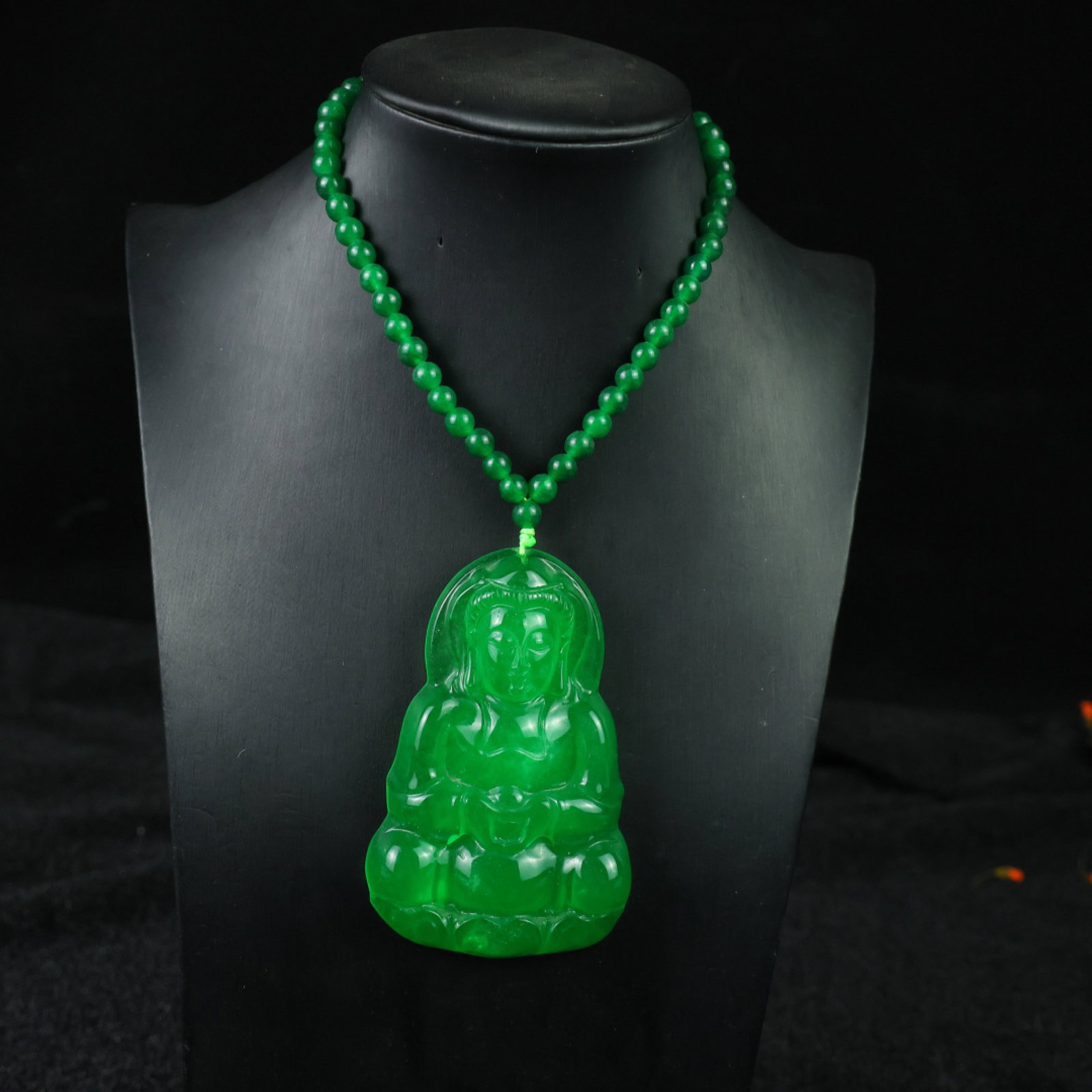 An Exquisite Jadeite Avalokitesvara Pattern Pendant: An Exquisite Jadeite Avalokitesvara Pattern Pendant，Size:85mmx55mmx14mm 翡翠观音像纹挂件