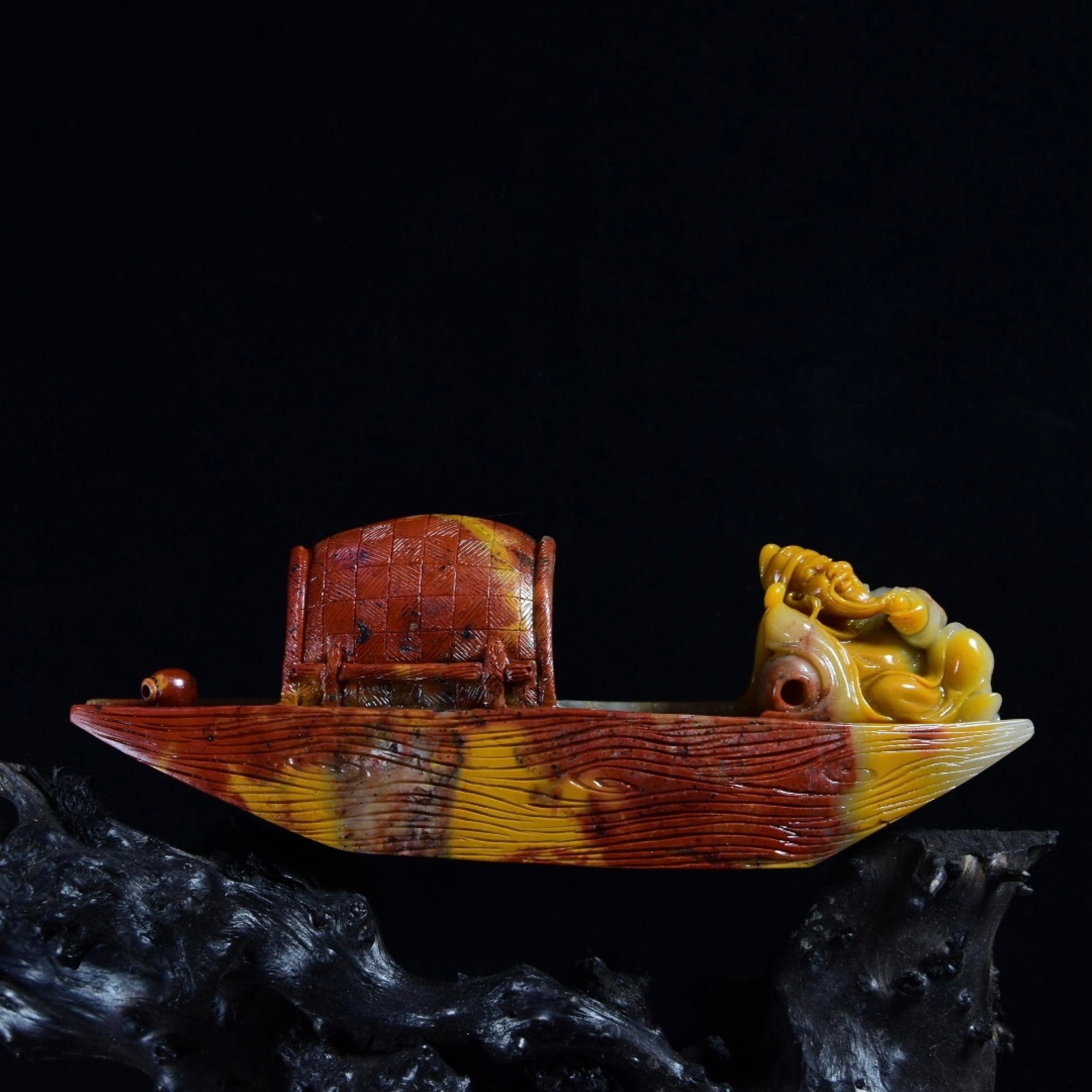 An Exquisite Tianhuang Stone Figure Pattern Boat Ornament: An Exquisite Tianhuang Stone Figure Pattern Boat Ornament,Qing Dynasty,China,Yuan Shui Mark,Size:2.6inx7.2inx1.7in,Total Weight:432.3g 